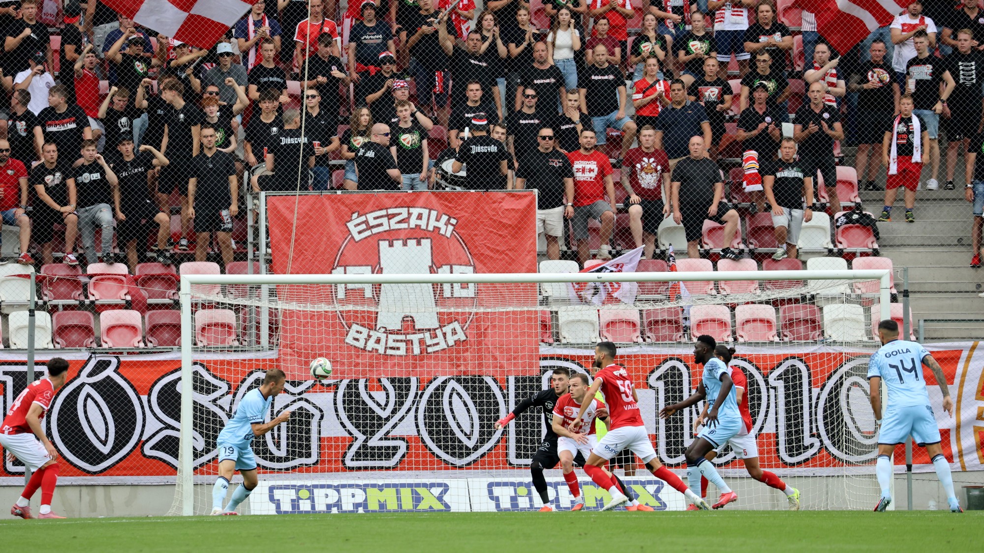 Artem Favorov, a Puskás Akadémia játékosa fejel (b2) a labdarúgó Fizz Liga 6. fordulójában játszott Diósgyőri VTK - Puskás Akadémia FC mérkőzésen a diósgyőri DVTK Stadionban 2025. augusztus 30-án.