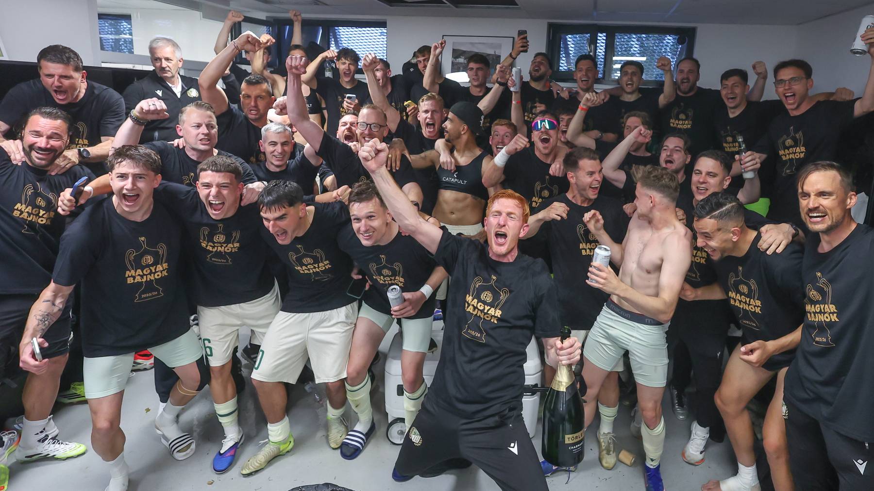 A bajnok ETO játékosai ünnepelnek a labdarúgó Fizz Liga 33. utolsó fordulójában játszott Kisvárda Master Good - ETO FC mérkőzés után a kisvárdai Várkerti Stadionban 2026. május 16-án. Az ETO Győr FC nyerte a bajnokságot, miután 1-0-ra győzött a Kisvárda ellen.