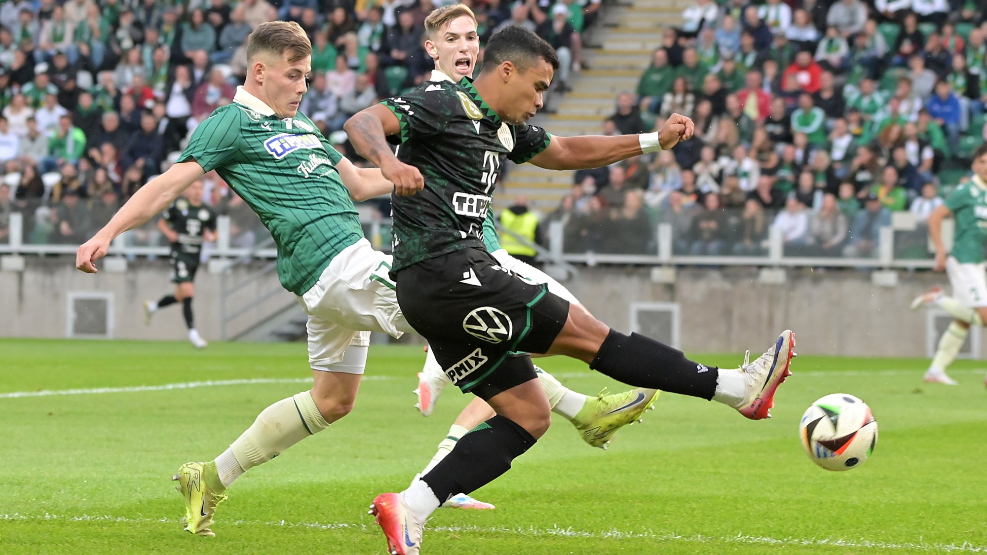 Schön Szabolcs (b) és Tóth Rajmund (b2), a Győr illetve Carlos Eduardo Lopes Cruz (elöl), a Ferencváros játékosa a labdarúgó Fizz Liga 8. fordulójában játszott ETO FC - Ferencvárosi TC mérkőzésen a győri ETO Stadionban 2025. szeptember 28-án.