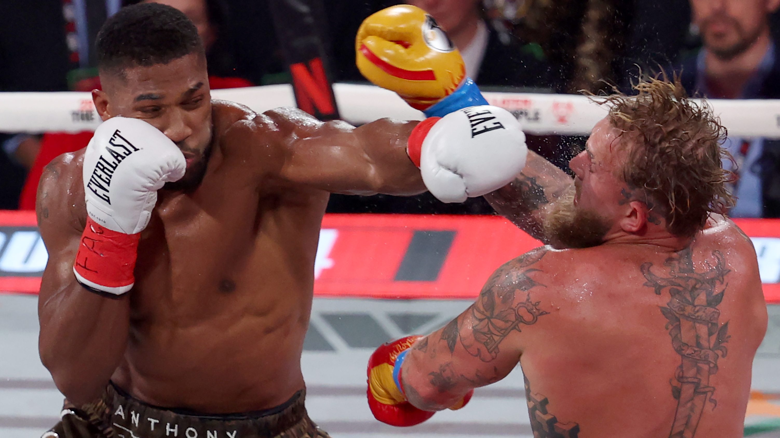 Anthony Joshua és Jake Paul.