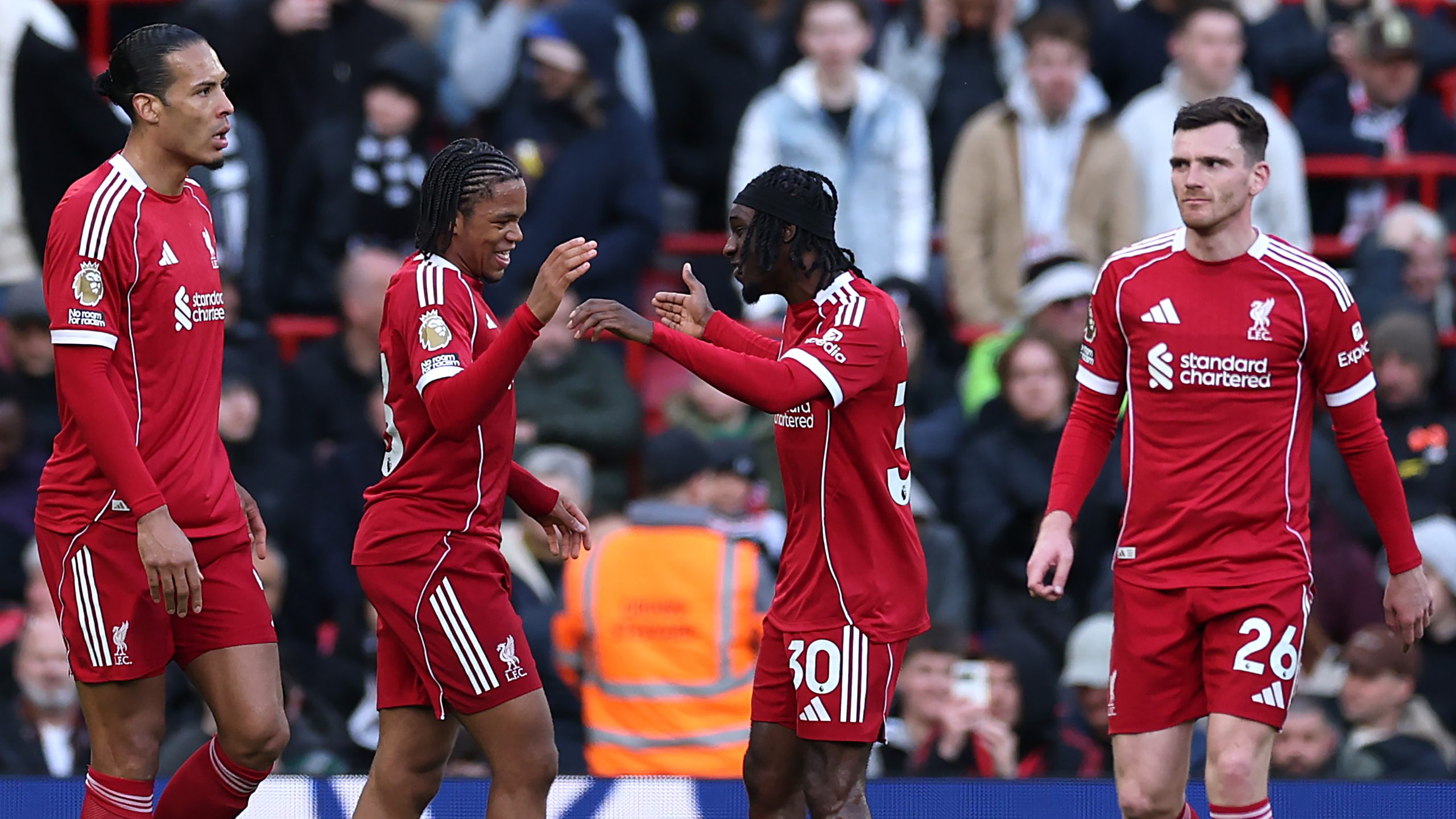 Van Dijk, Rio Ngumoha, Jeremie Frimpongés Andy Robertson a Fulham elleni bajnokin.