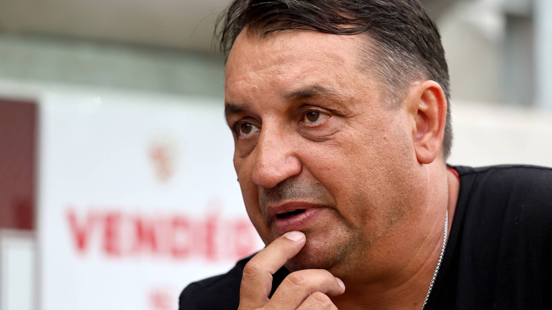 Hornyák Zsolt, a Puskás Akadémia vezetőedzője a labdarúgó Fizz Liga 6. fordulójában játszott Diósgyőri VTK - Puskás Akadémia FC mérkőzésen a diósgyőri DVTK Stadionban 2025. augusztus 30-án. A végeredmény 1-1-es döntetlen.