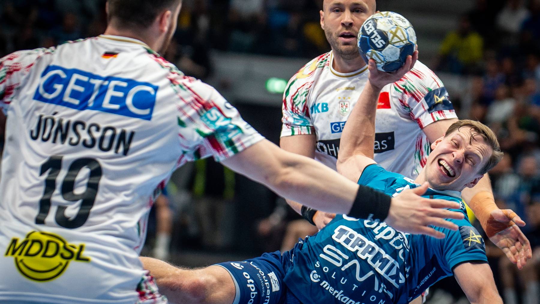 Janus Dadi Smárason, a Szeged játékosa (j) a férfi kézilabda Bajnokok Ligája negyeddöntőjében játszott OTP Bank-Pick Szeged - SC Magdeburg első mérkőzésen a szegedi Pick Arénában 2026. április 29-én. A Szeged kikapott 28-35-re.