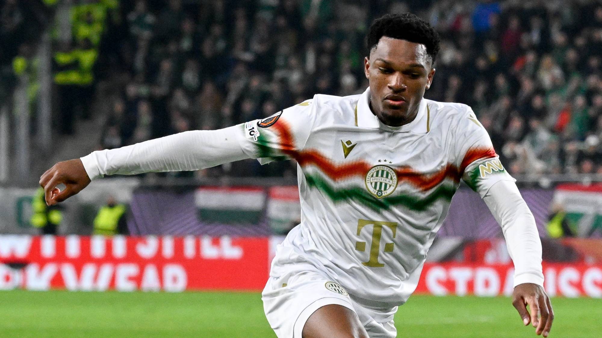 Lenny Joseph, a Ferencváros (b) és Sikou Niakaté, a portugál SC Braga játékosa a labdarúgó Európa-liga nyolcaddöntőjében játszott Ferencvárosi TC - SC Braga első mérkőzésen a Groupama Arénában 2026. március 12-én.