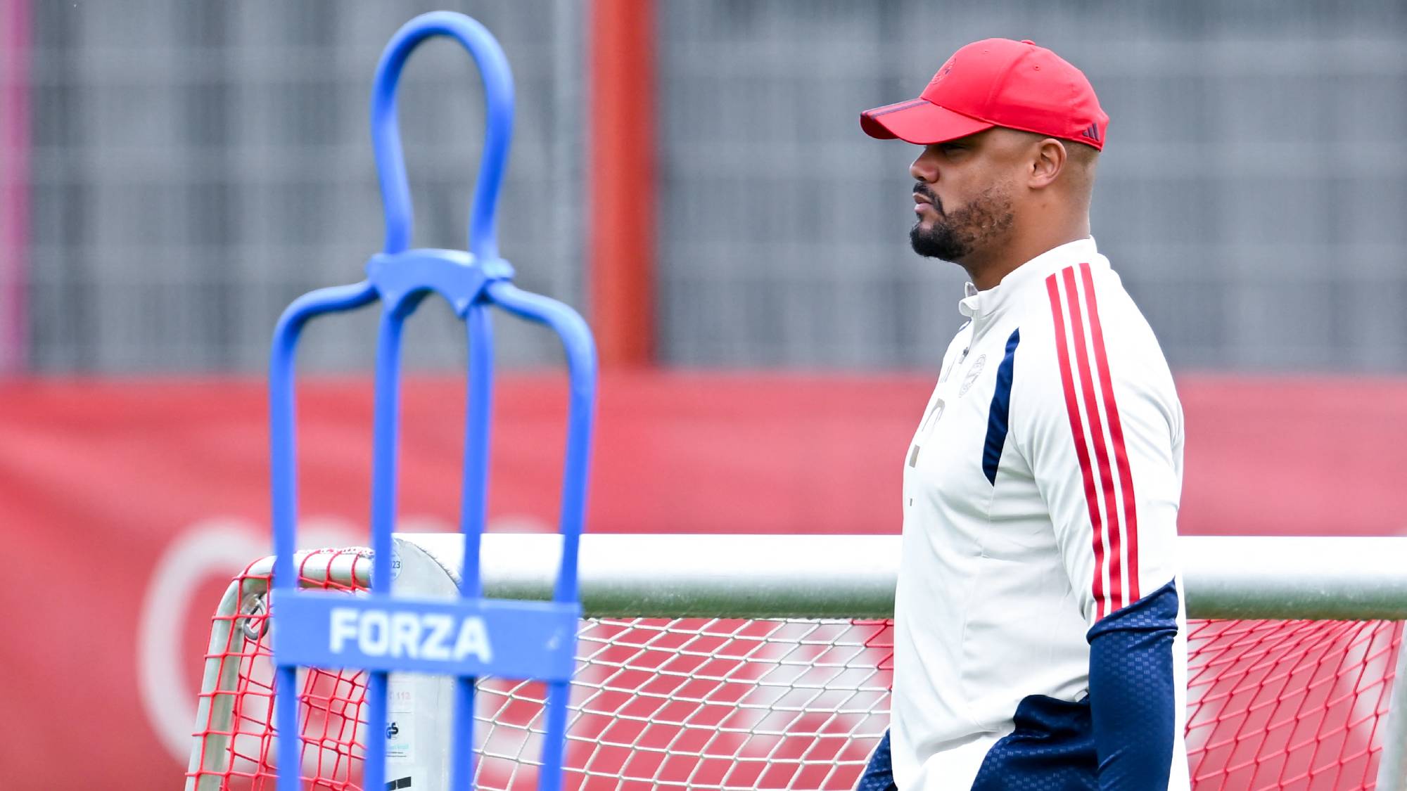 05 May 2026, Bavaria, Munich: Soccer: Champions League, Bayern Munich - Paris Saint-Germain, semi-final, second leg. FC Bayern press conference at Säbener Straße. Coach Vincent Kompany (Bayern Munich) in action. Photo: Sven Hoppe/dpa