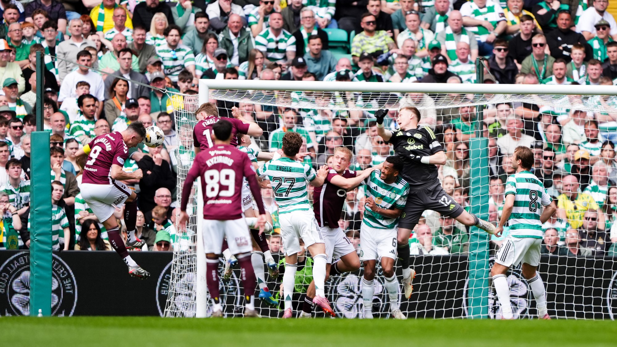 Lawrence Shankland, a Hearts játékosa, miközben gólt szerez a Celtic ellen.