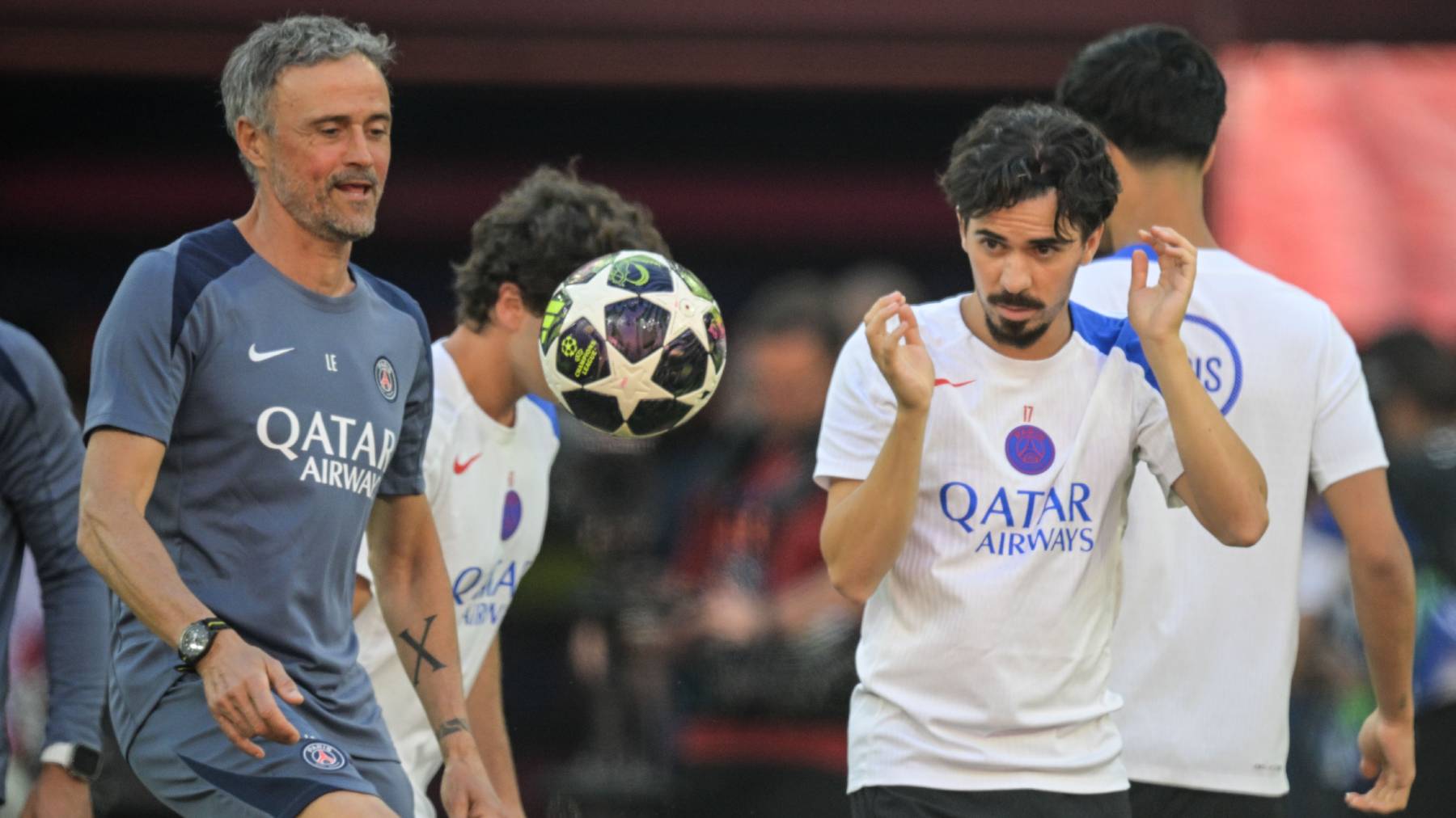Vitinha (j) és Luis Enrique vezetőedző a Paris Saint-Germain (PSG) edzésén a budapesti UEFA Bajnokok Ligája (BL) labdarúgó döntő helyszínén, a Puskás Arénában 2026. május 29-én. A BL-döntőt a címvédő francia PSG és az angol Arsenal játssza másnap.