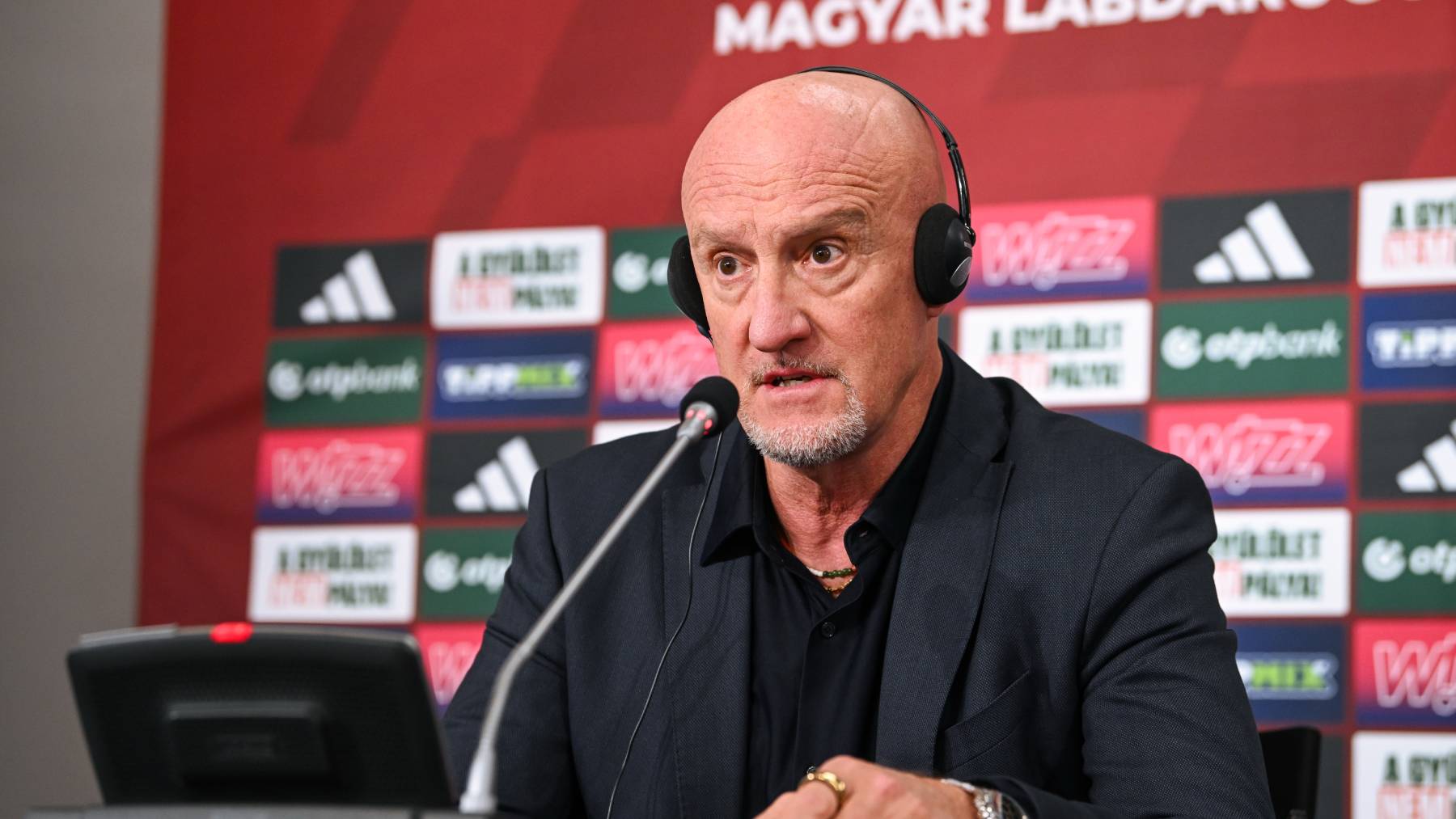 Marco Rossi szövetségi kapitány a magyar labdarúgó-válogatott kerethirdető sajtótájékoztatóján az MLSZ Telki Edzőközpontjában 2026. május 12-én. Öt újonc került be a magyar labdarúgó-válogatott idei második keretébe. A magyar válogatott Finnországgal játszik barátságos mérkőzést június 5-én a Puskás Arénában, majd június 9-én Kazahsztán ellen edzőmeccset Debrecenben.