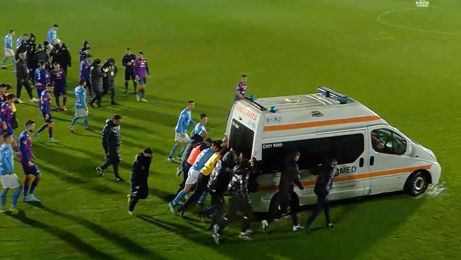 A Voluntari és Bihar játékosai letolják a mentőt a pályáról.