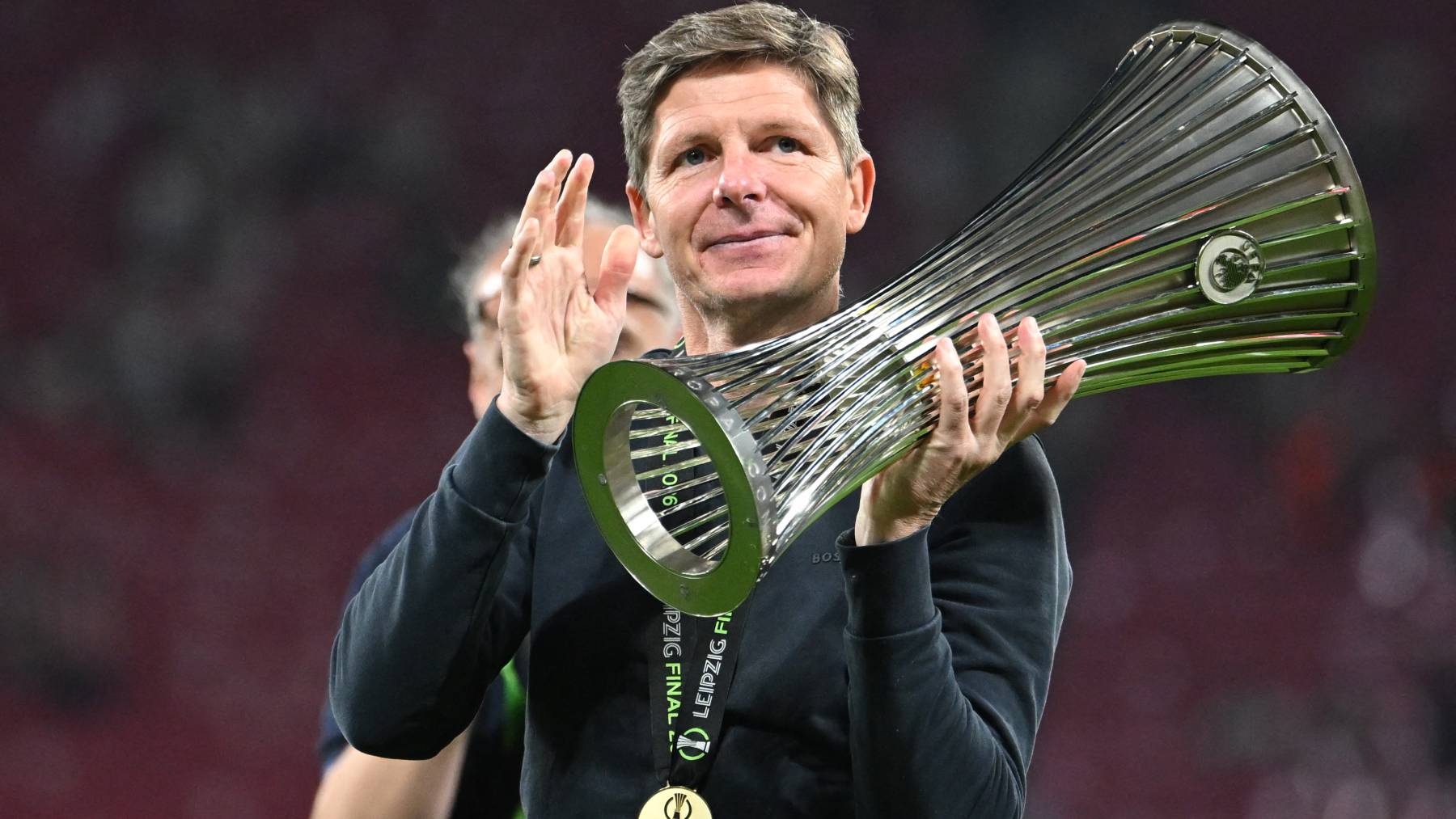 27 May 2026, Saxony, Leipzig: Soccer, men: UEFA Europa Conference League, Crystal Palace - Rayo Vallecano, knockout round, final, Red Bull Arena, coach Oliver Glasner (Crystal Palace) celebrates with the trophy after the final. Photo: Robert Michael/dpa