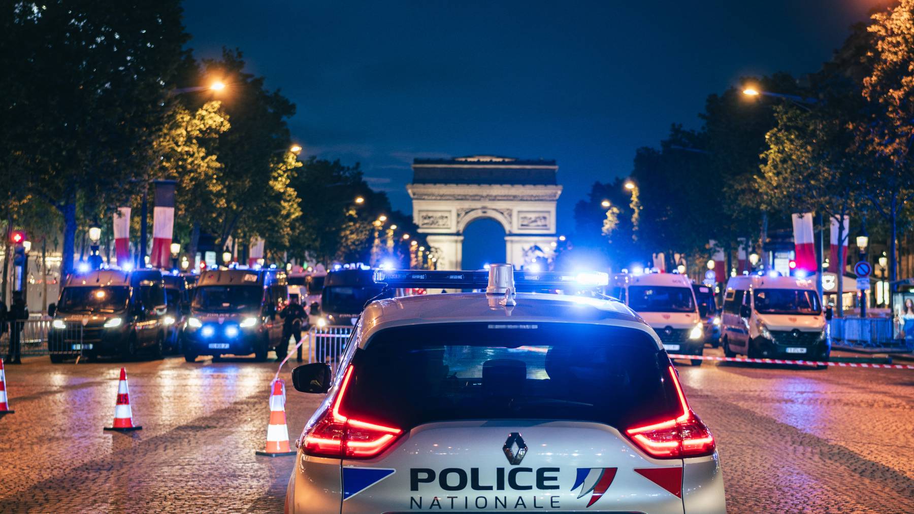 Police vans blocking the Champs Elysees as part of security measures ahead of the Champions League semifinal between PSG and Bayern a police car in the foreground in Paris, France, on May 6, 2026. Fourgons de police en travers de l avenue des Champs Elysees en dispositif de securite en marge de la demi finale de la ligue des Champions entre le PSG et le Bayern, une voiture de police en premier plan a Paris, France le 6 mai 2026.
