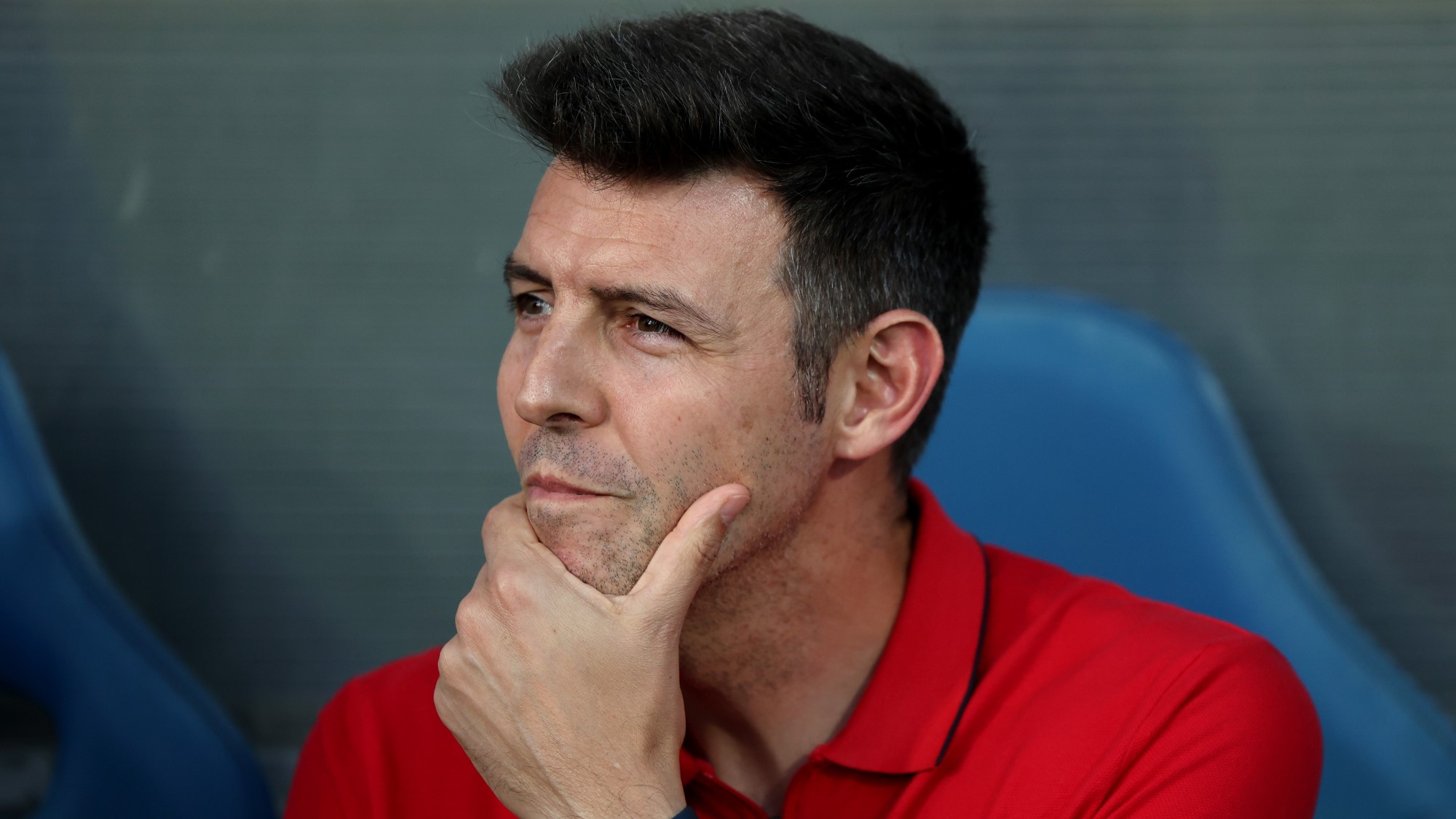 Sergio Navarro, a Debrecen vezetőedzője a labdarúgó Fizz Liga 3. fordulójában játszott Kolorcity Kazincbarcika SC - Debreceni VSC mérkőzésen a mezőkövesdi Városi Stadionban 2025. augusztus 8-án. A Debrecen 2-1-re győzött.