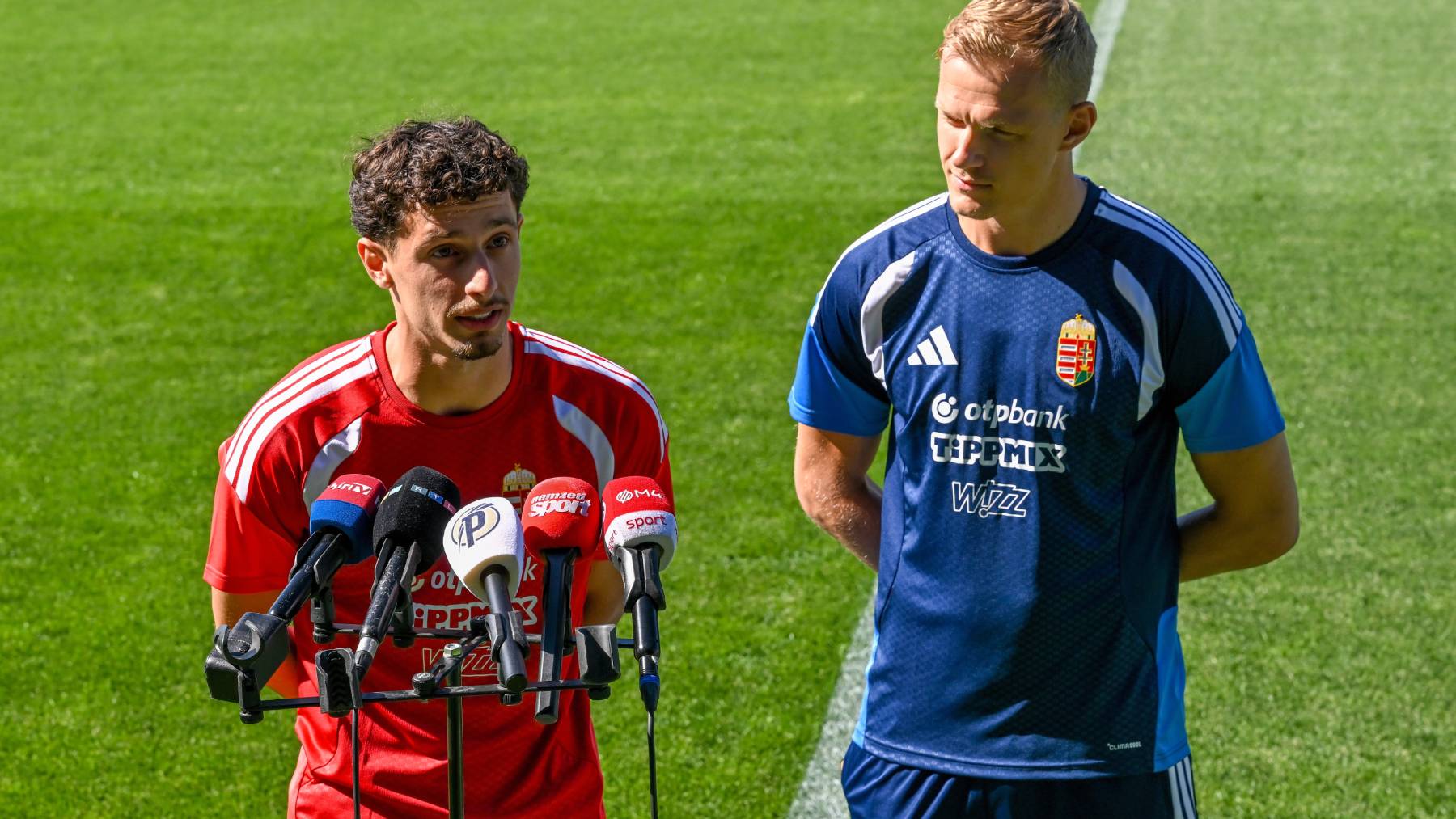 Szendrei Norbert (b) és Tóth Balázs újságíróknak nyilatkozik a magyar labdarúgó-válogatott edzésén az MLSZ Telki Edzőközpontjában 2026. május 26-án. A magyar válogatott június 5-én Finnország ellen a Puskás Arénában, majd június 9-én Kazahsztán ellen a debreceni Nagyerdei Stadionban játszik barátságos mérkőzést.