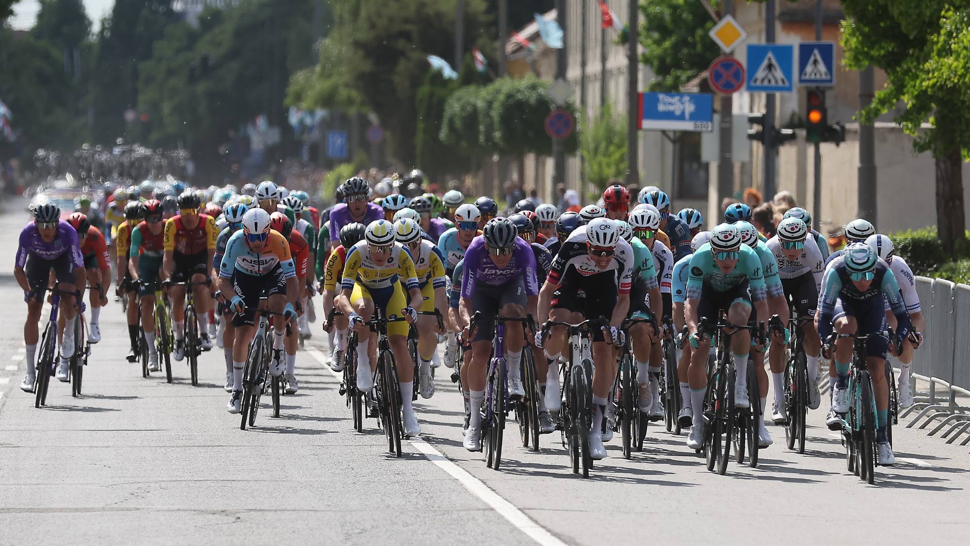 A 47. Tour de Hongrie országúti kerékpáros körverseny mezőnye az első, 143 kilométeres Gyula - Békéscsaba közötti szakaszon Békéscsabán 2026. május 13-án.