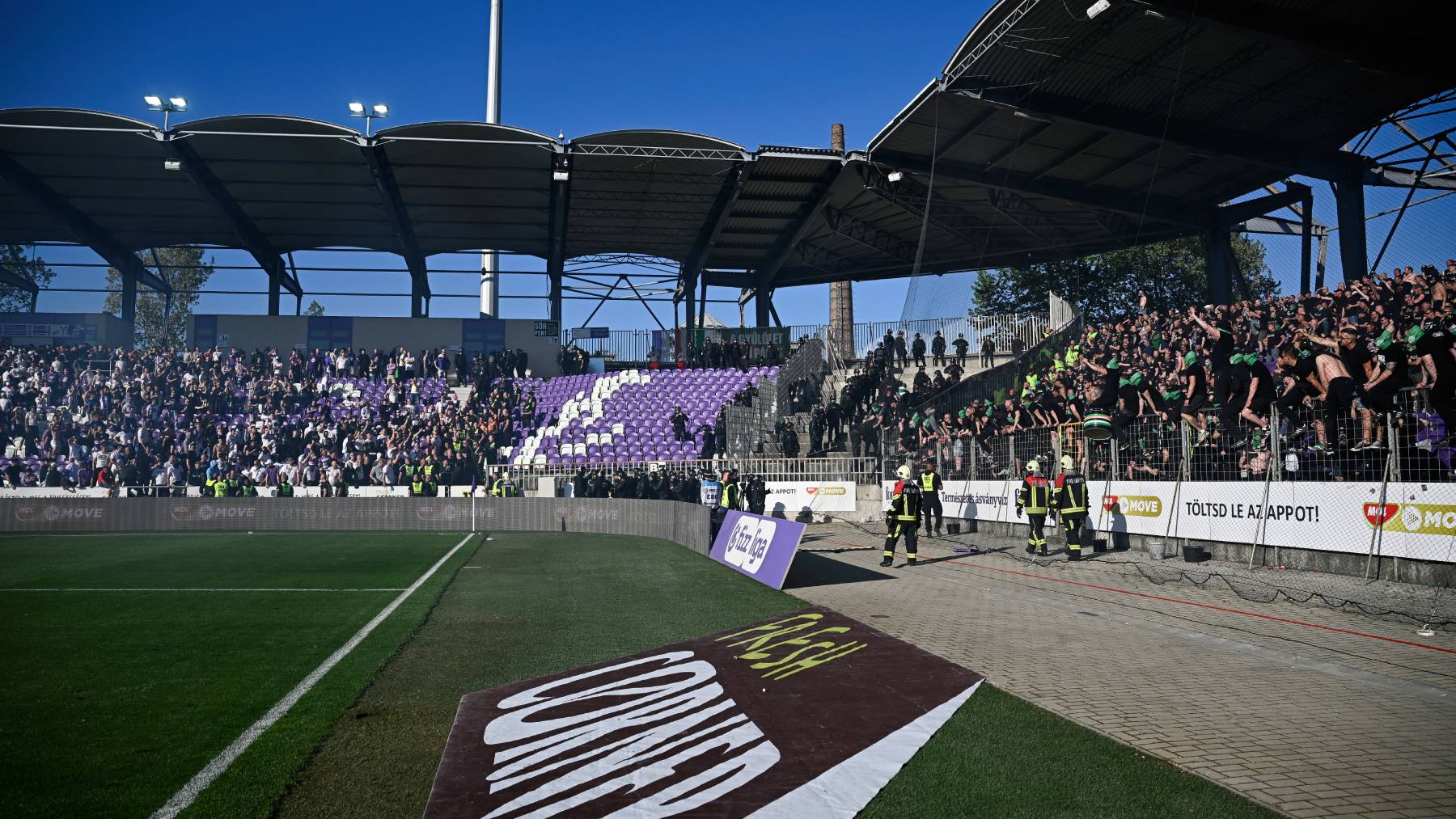 Az Újpest és a Ferenváros szurkolói, közöttük rendőrök és rendezők a labdarúgó Fizz Liga 32. fordulójában játszott Újpest FC - Ferencvárosi TC mérkőzésen a Szusza Ferenc Stadionban 2026. május 3-án. A Ferencváros négygólos előnye után a hazai szurkolók egy része átvonult a vendégszektor mellé, rendőrök is érkeztek a lelátóra, a játékvezető pedig bő tíz percre félbeszakította a mérkőzést. A Ferencváros 5-0-ra győzött.