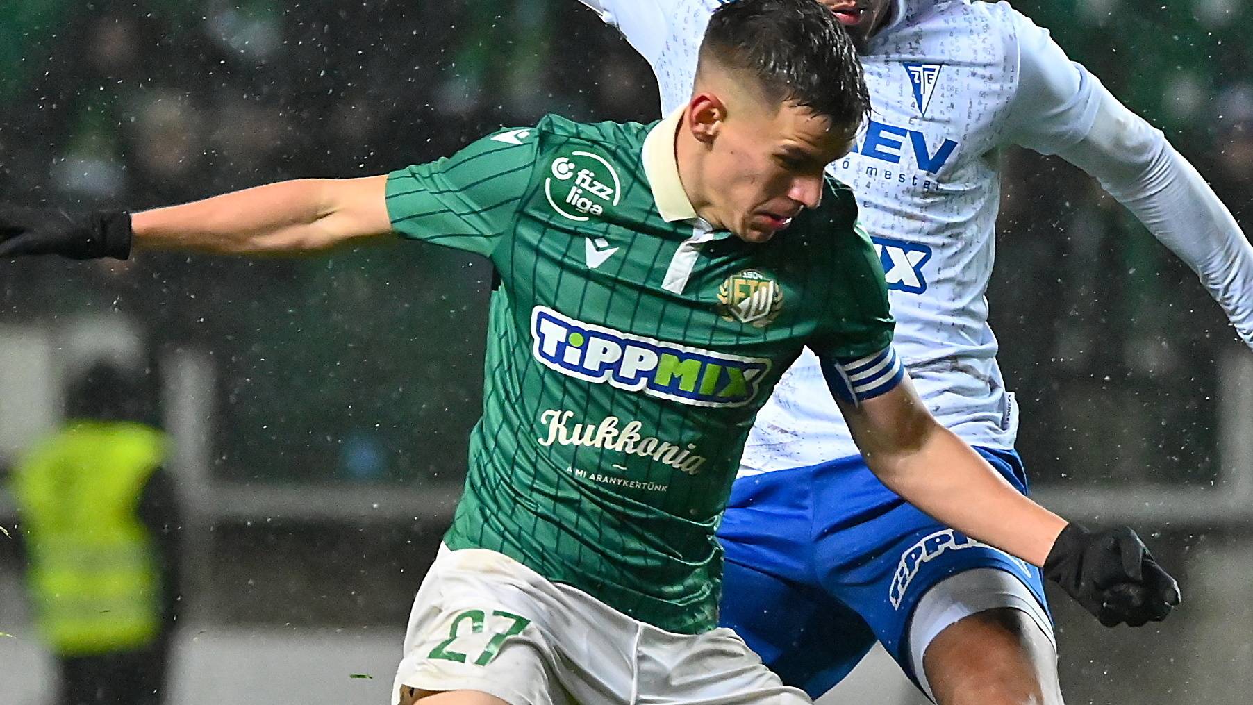 Vitális Milán (b), a Győr és Daniel Alves de Lima, a Zalaegerszeg játékosa a labdarúgó Fizz Liga 14. fordulójában játszott ETO FC - Zalaegerszegi TE FC mérkőzésen a győri ETO Stadionban 2025. november 21-én. A Zalaegerszeg 1-0-ra győzött.