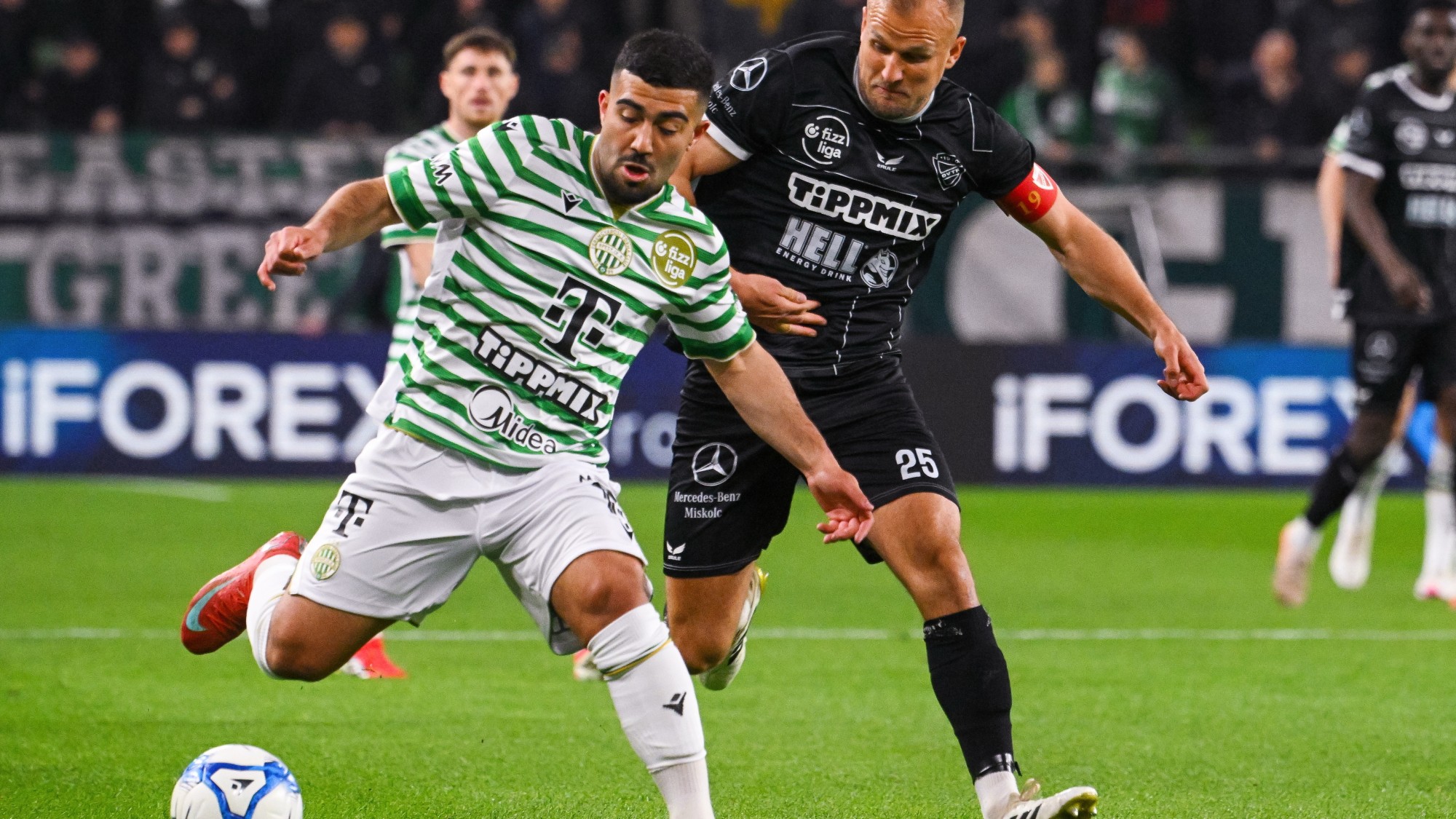 Mohammed Abu Fani, a Ferencváros (b) és Holdampf Gergő, a Diósgyőr játékosa a Fizz Liga 29. fordulójában játszott Ferencvárosi TC - Diósgyőri VTK mérkőzésen.