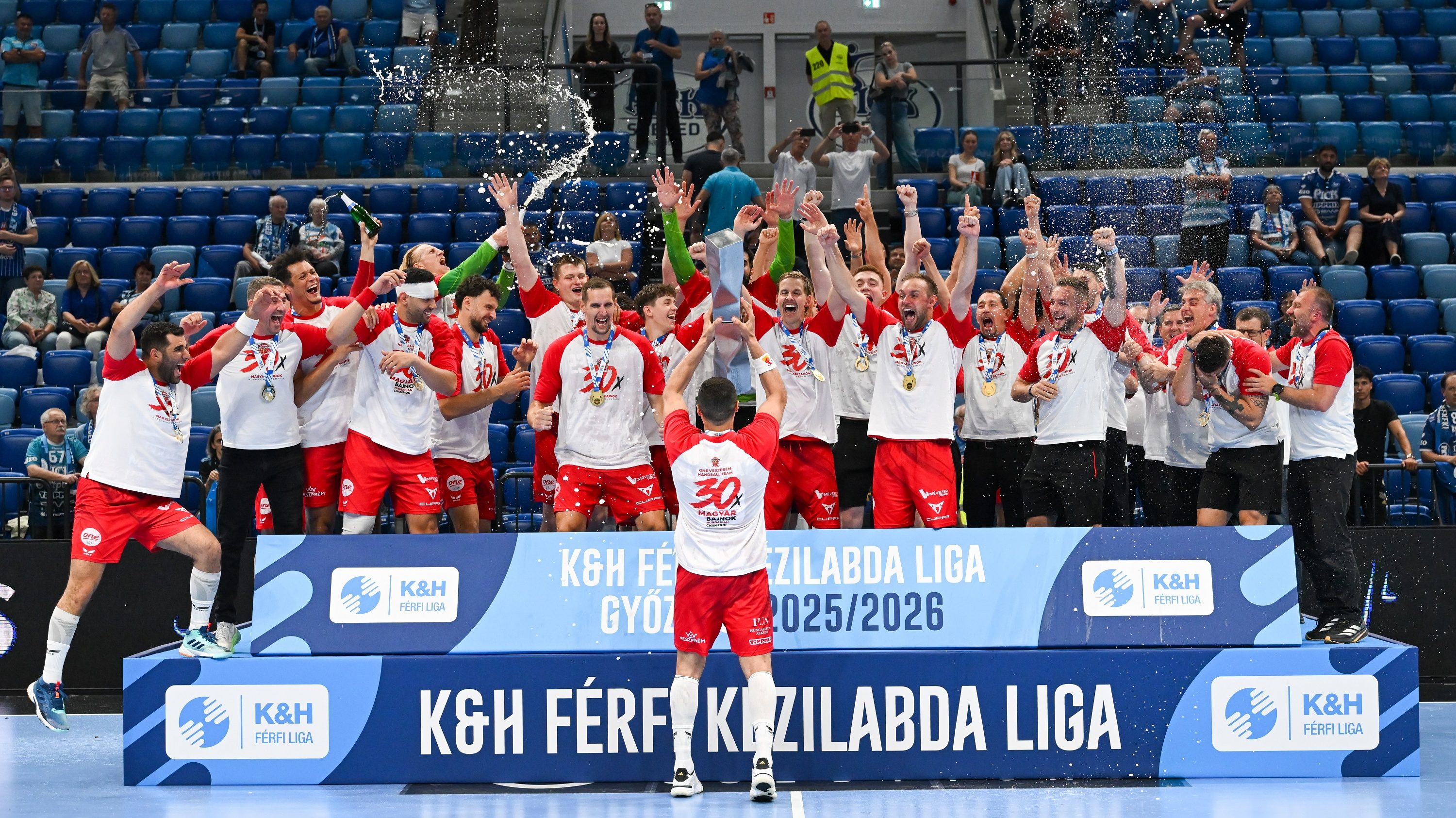 A győztes Veszprém játékosai ünnepelnek a kupával.
