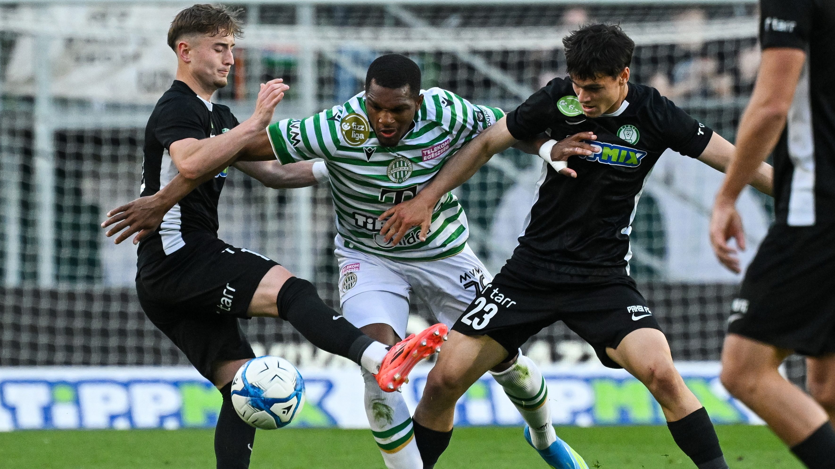 Lenny Joseph, a Ferencváros (k), valamint Horváth Kevin (b) és Máté Csaba, a Paks játékosa az április bajnokin.