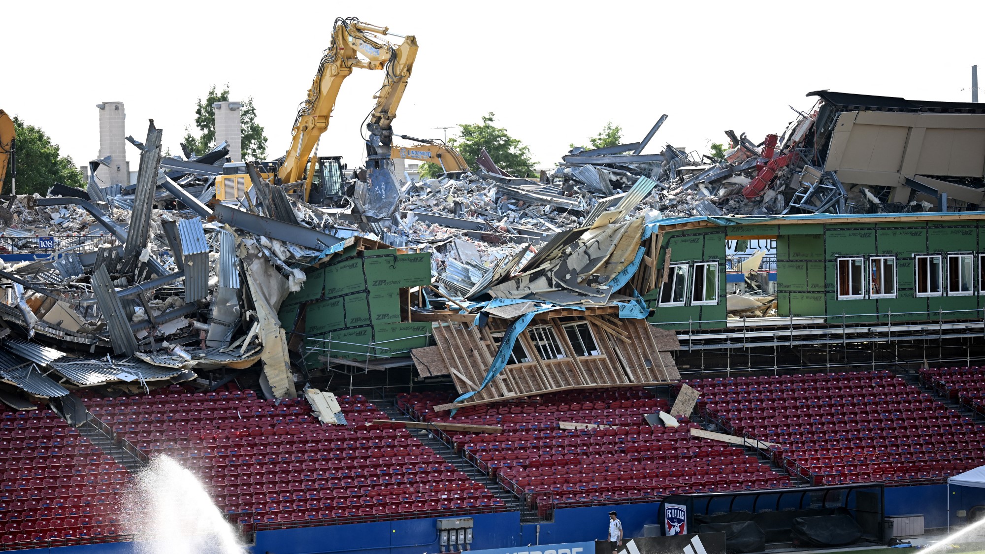 Összedőlt egy lelátói rész a dallasi stadionban.