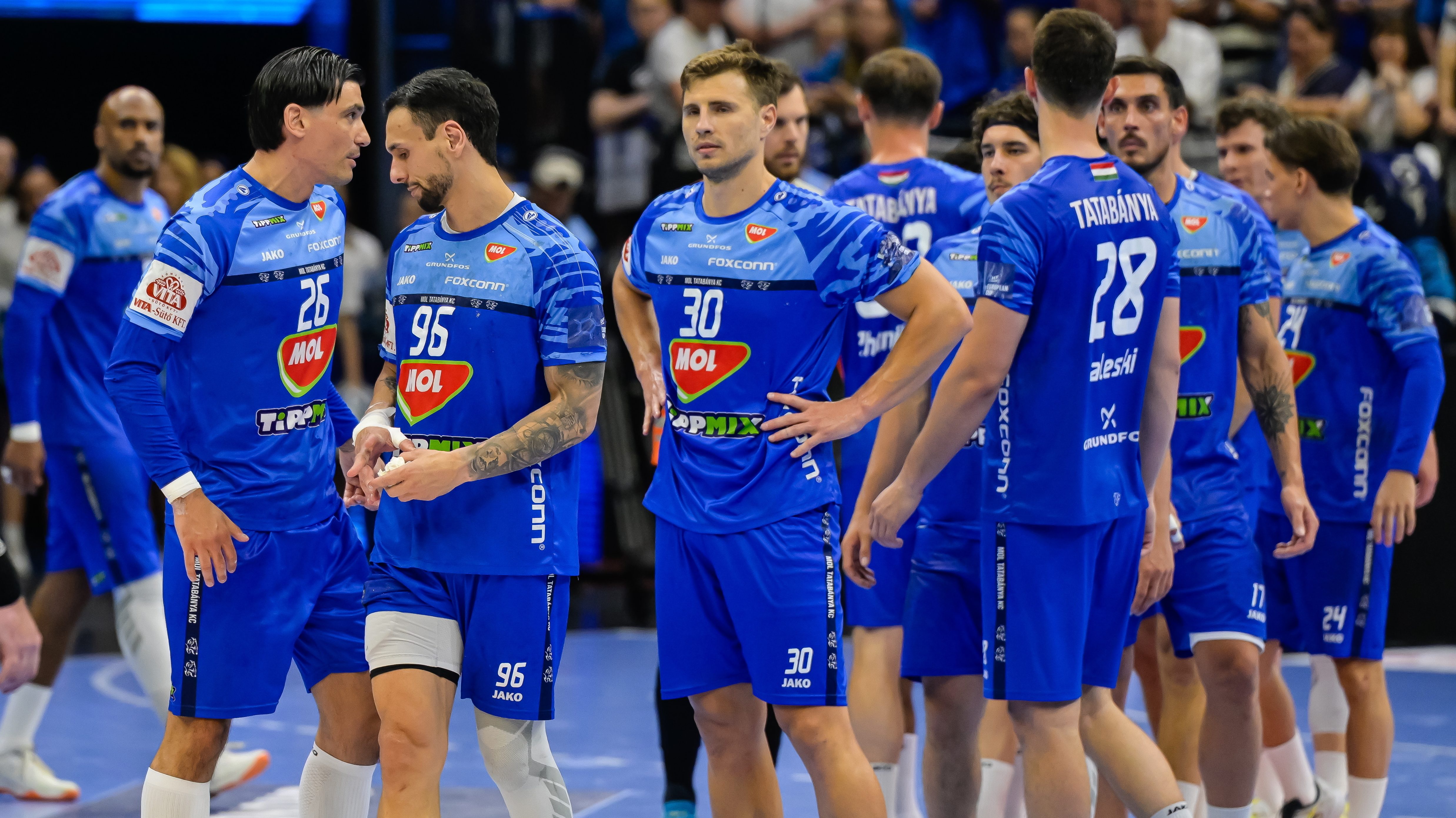 A Tatabánya játékosai a szurkolást a férfi kézilabda Európa Kupa döntõjében játszott MOL Tatabánya KC - GRK Ohrid elsõ mérkõzés után a Tatabányai Multifunkcionális Csarnokban 2026. május 24-én. A Tatabánya 29-28-ra kikapott.