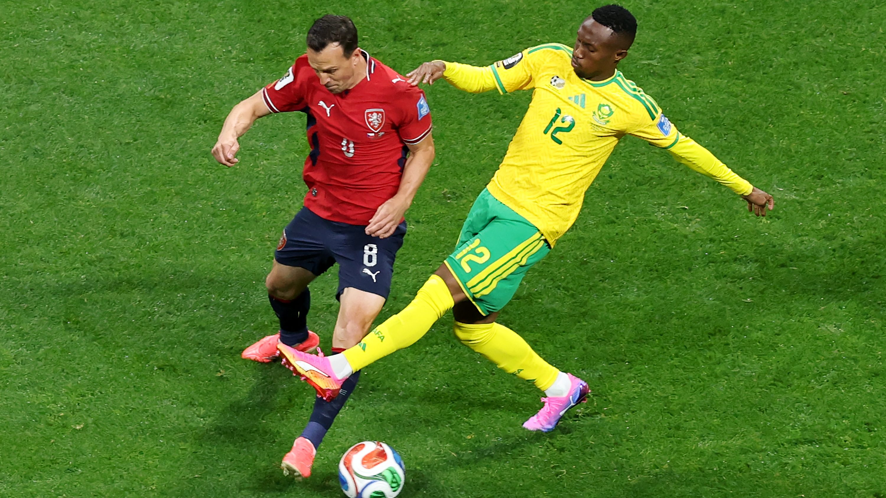 Vladimir Darida és Thapelo Maseko a vébén.