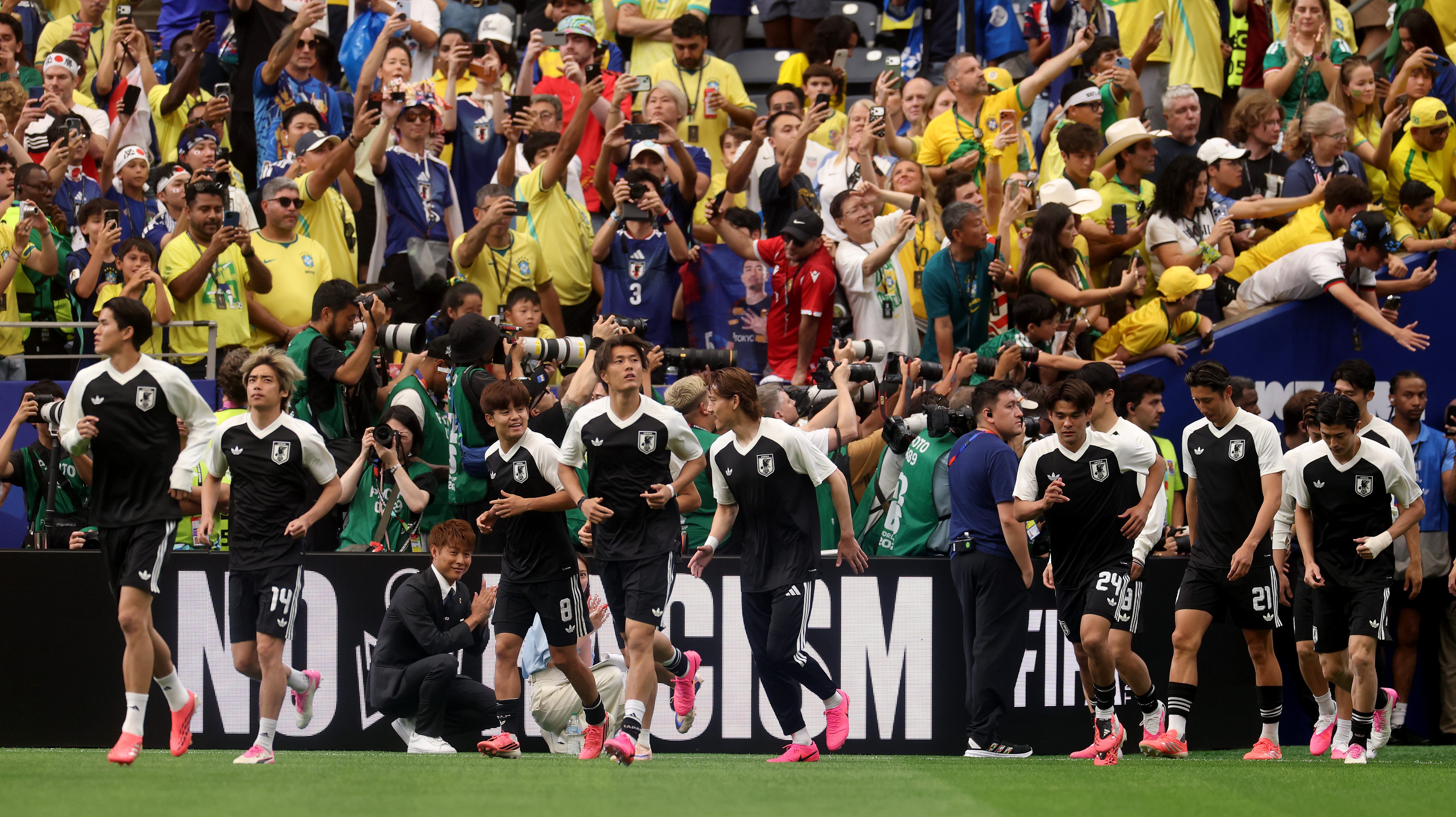 Japán focisták a brazil szurkolók előtt.