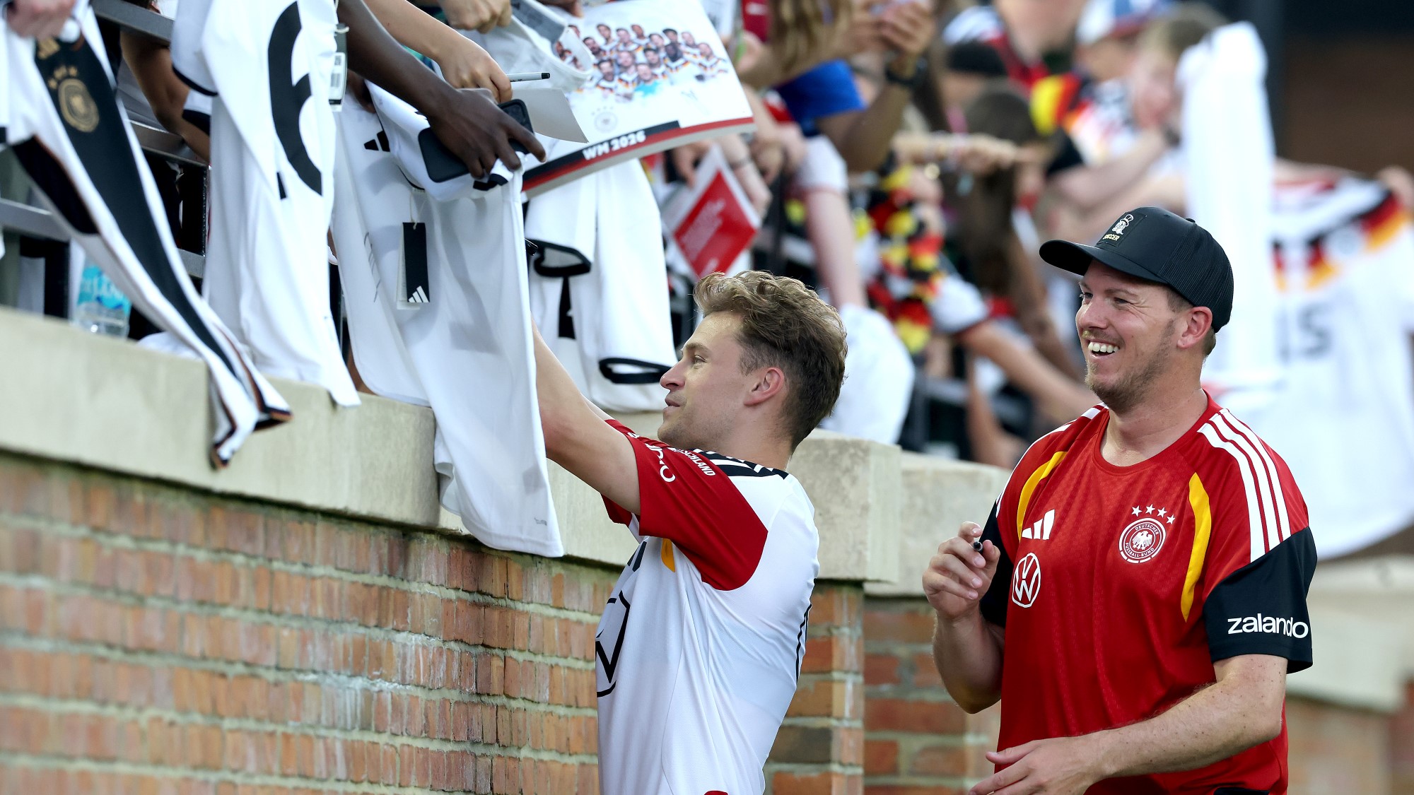 Joshua Kimmich és a német szurkolók.