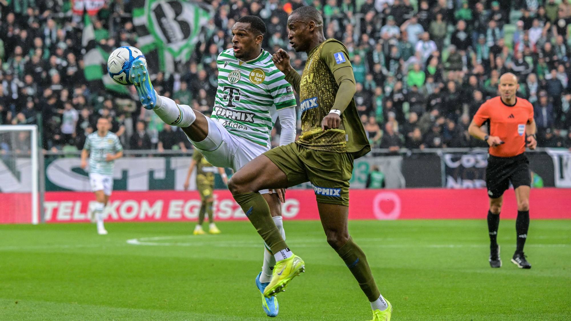 Lenny Joseph, az FTC (b) és Akpe Victory, az ZTE játékosa a labdarúgó Fizz Liga 33., utolsó fordulójában játszott Ferencvárosi TC - ZTE FC mérkőzésen a Groupama Arénában 2026. május 16-án.