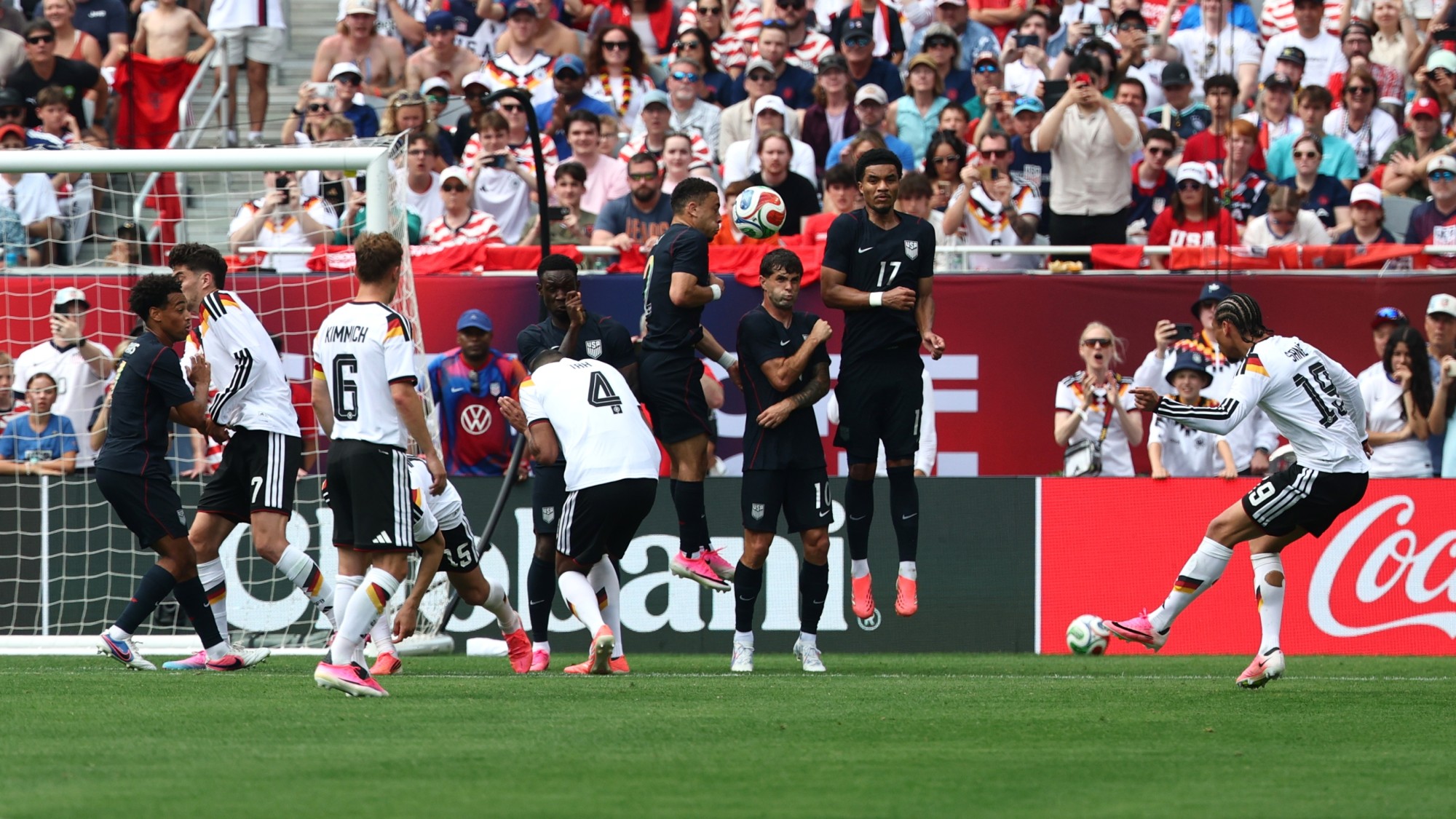 A német Leroy Sané végez el szabadrúgást az USA elleni felkészülési meccsen.