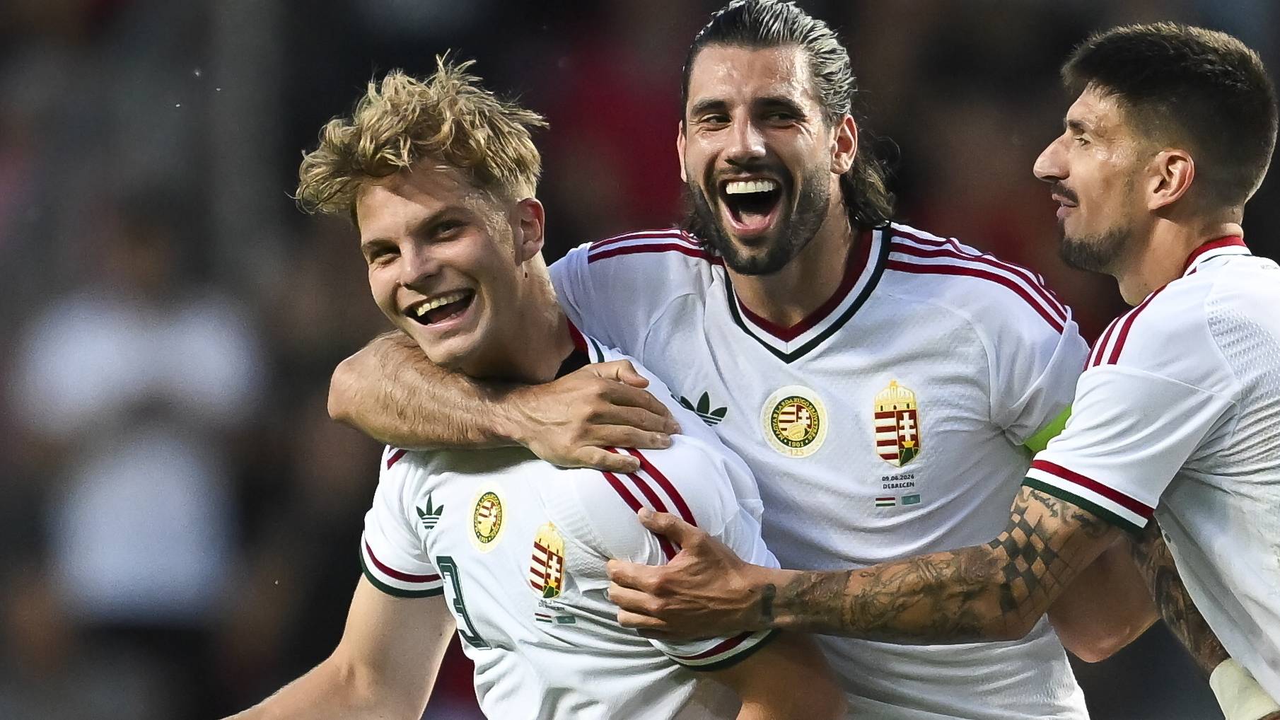 Schäfer András (b) gólöröme a Magyarország - Kazahsztán barátságos labdarúgó-mérkőzésen a debreceni Nagyerdei Stadionban 2026. június 9-én. Mellette Szoboszlai Dominik (j2) és Osváth Attila.
