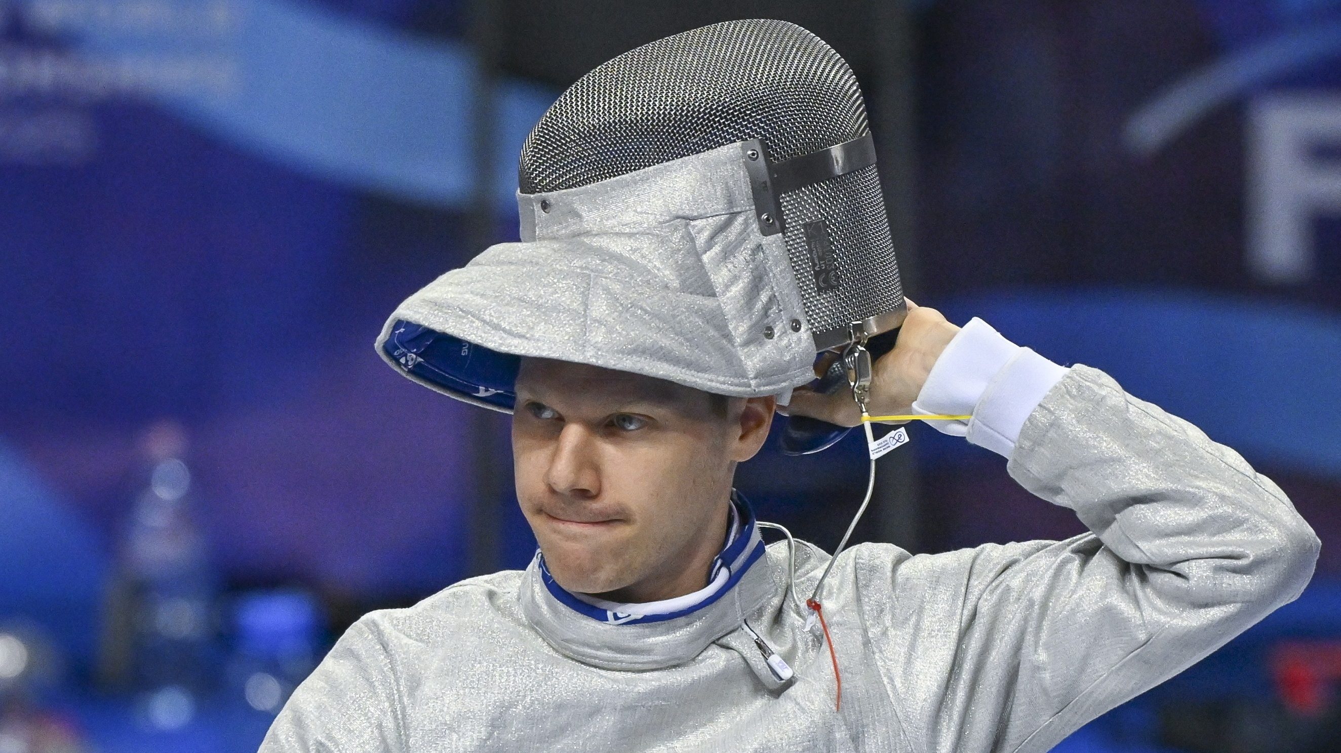 Szatmári András a férfi kard egyéni versenyének selejtezőjében a tbiliszi vívó-világbajnokságon 2025. július 24-én.