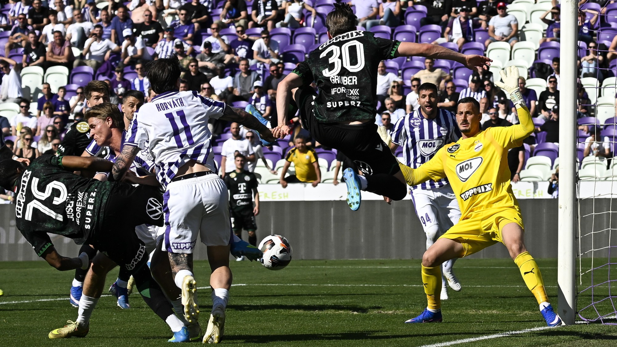 Banai Dávid, az Újpest kapusa (j), mögötte csapattársa, Patrizio Stronati (j2), középen Gruber Zsombor, a Ferencváros játékosa.