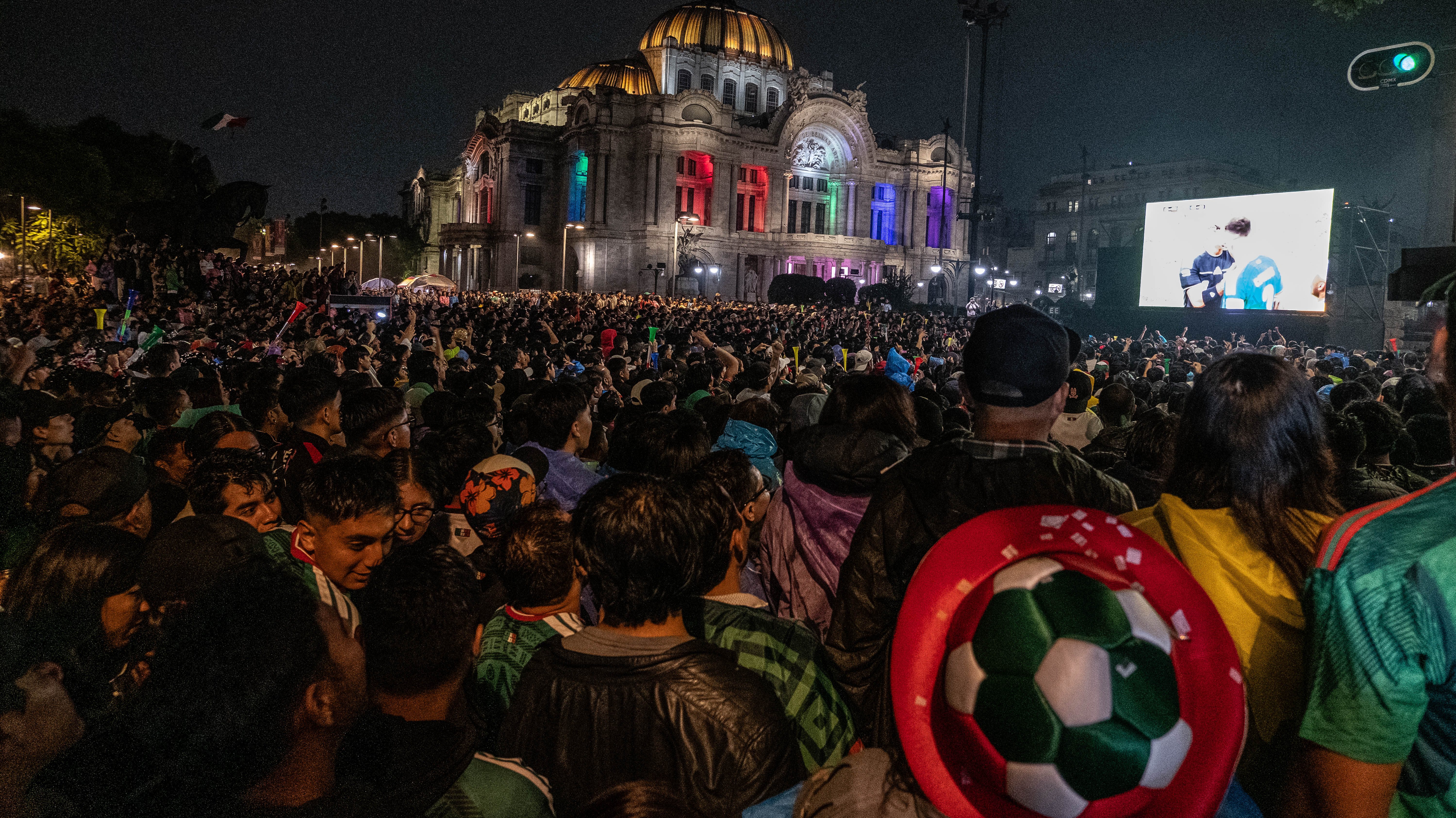 Szurkolói ünneplés Mexikóvárosban a válogatott győzelme után.