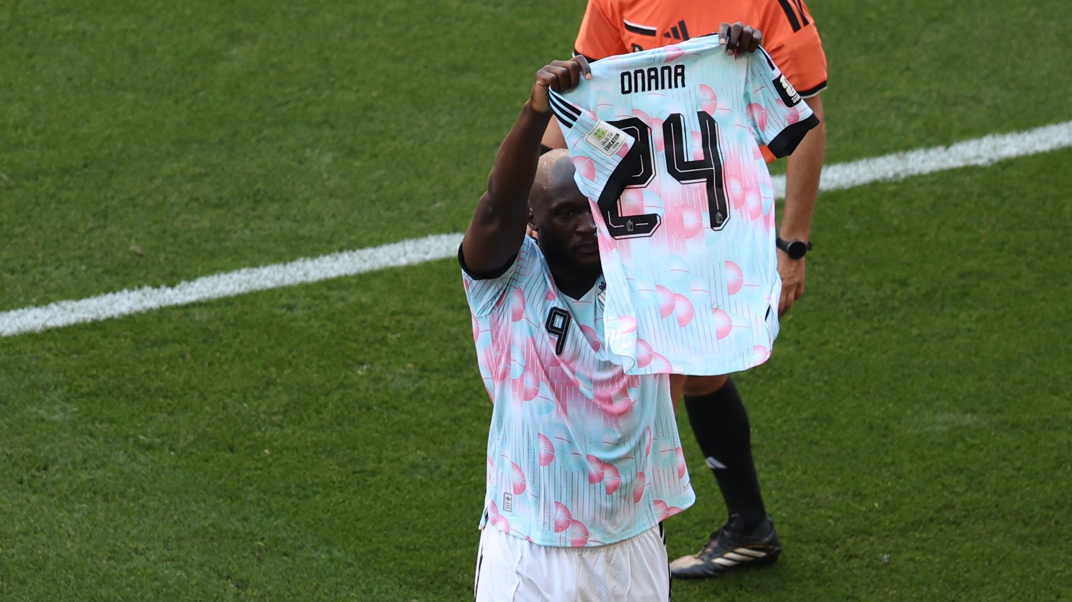 Romelu Lukaku gólörömként feltartotta Amadou Onana mezét.