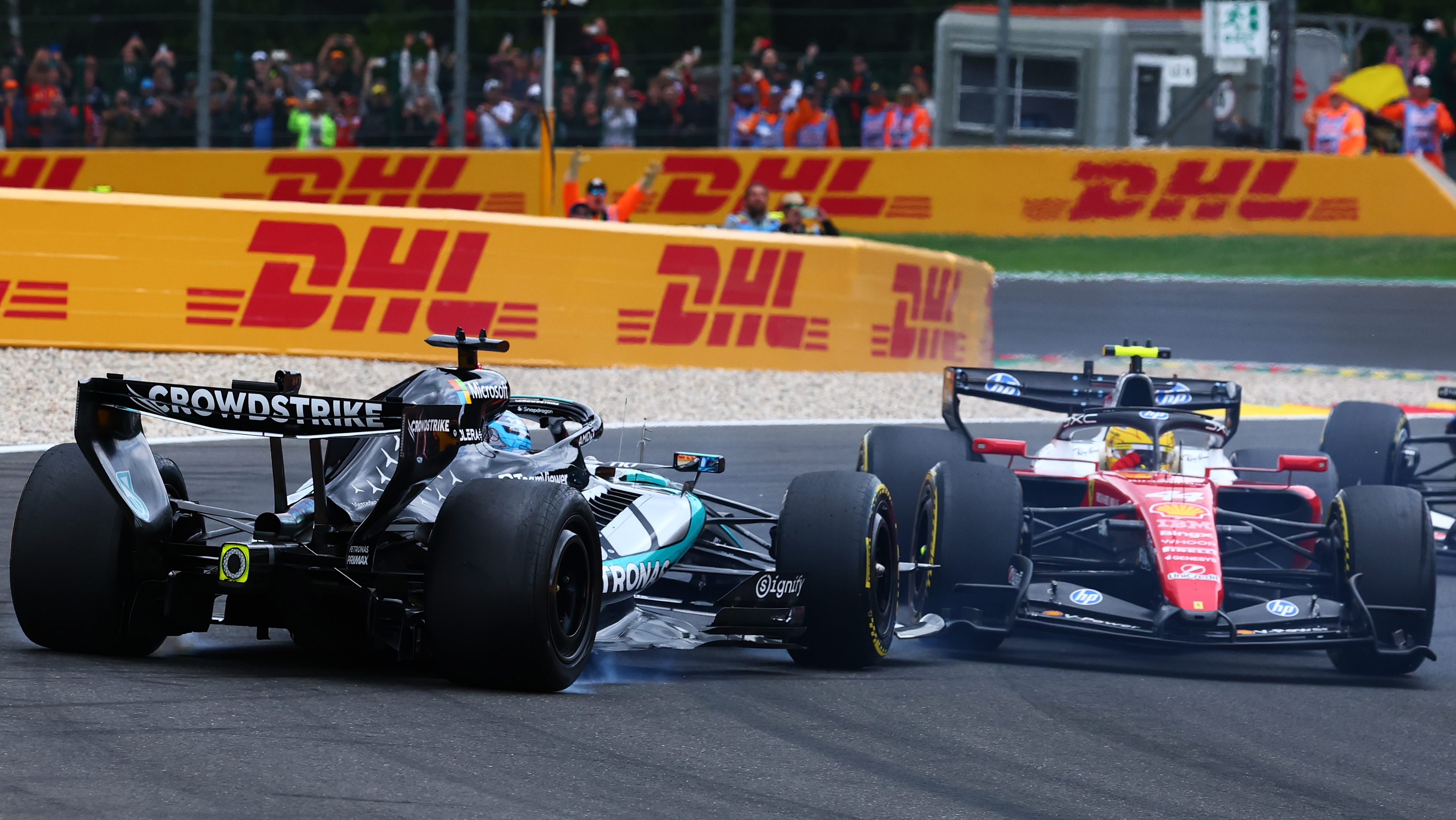 George Russell és Lewis Hamilton balesete Spaban.