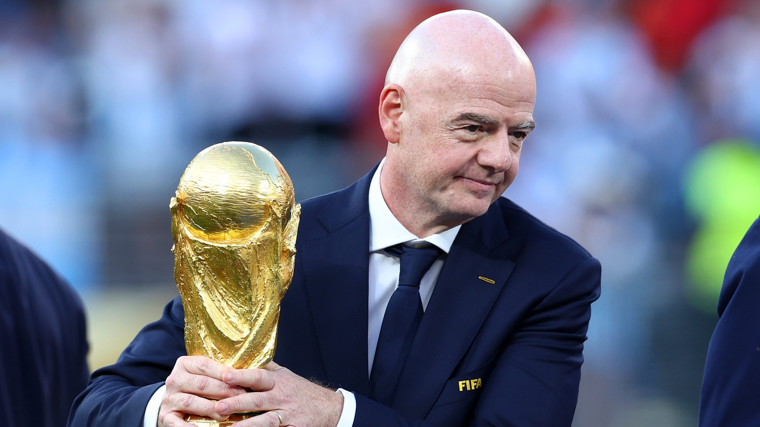 Gianni Infantino a világbajnoki trófea átadásakor.