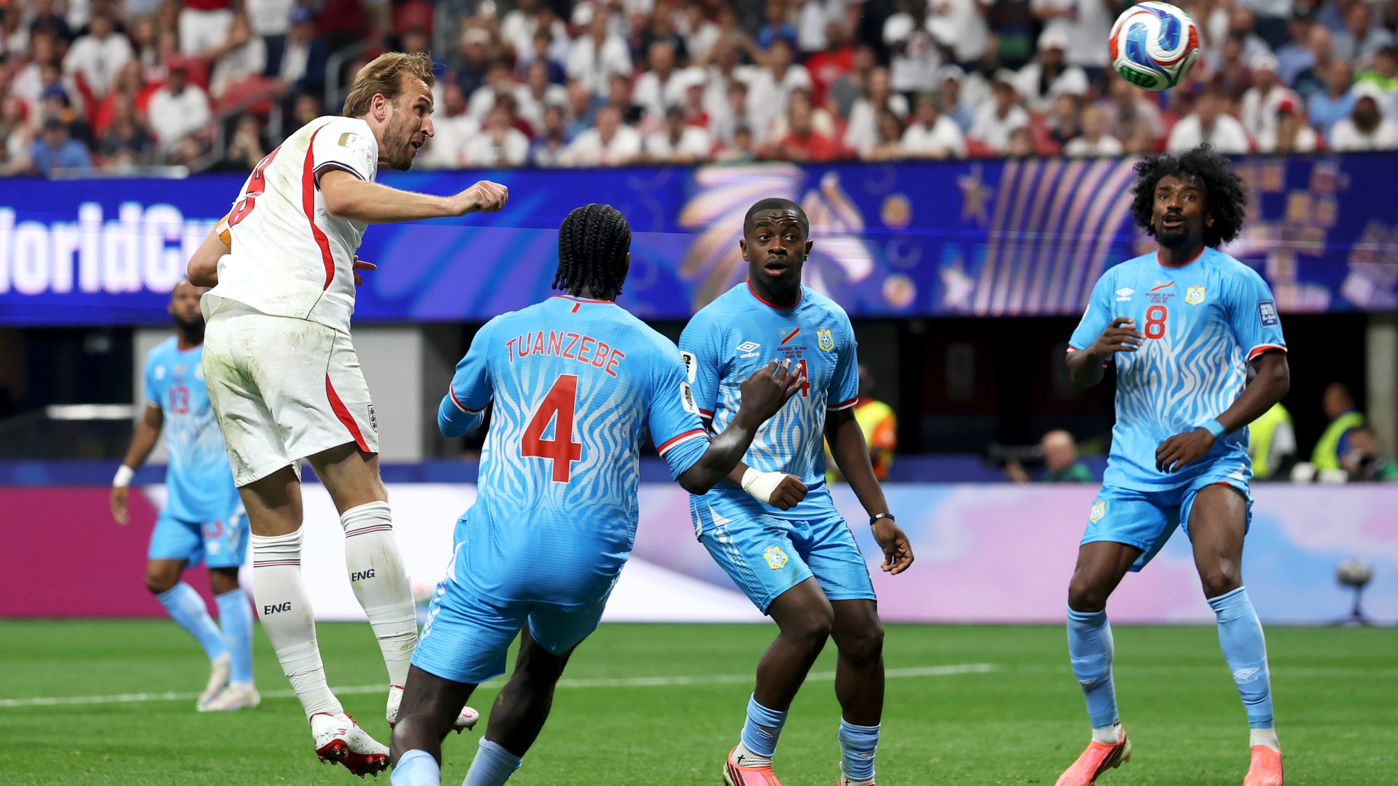Harry Kane, amint gólt fejel Kongó ellen.