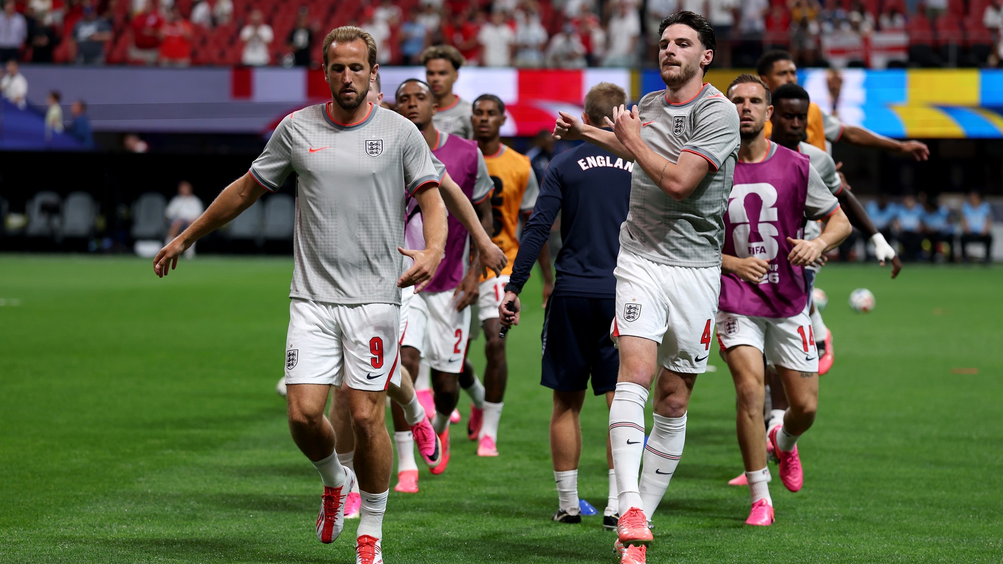 Harry Kane és az angol játáékosok melegítenek a kongóiak elleni vb-meccs előtt.