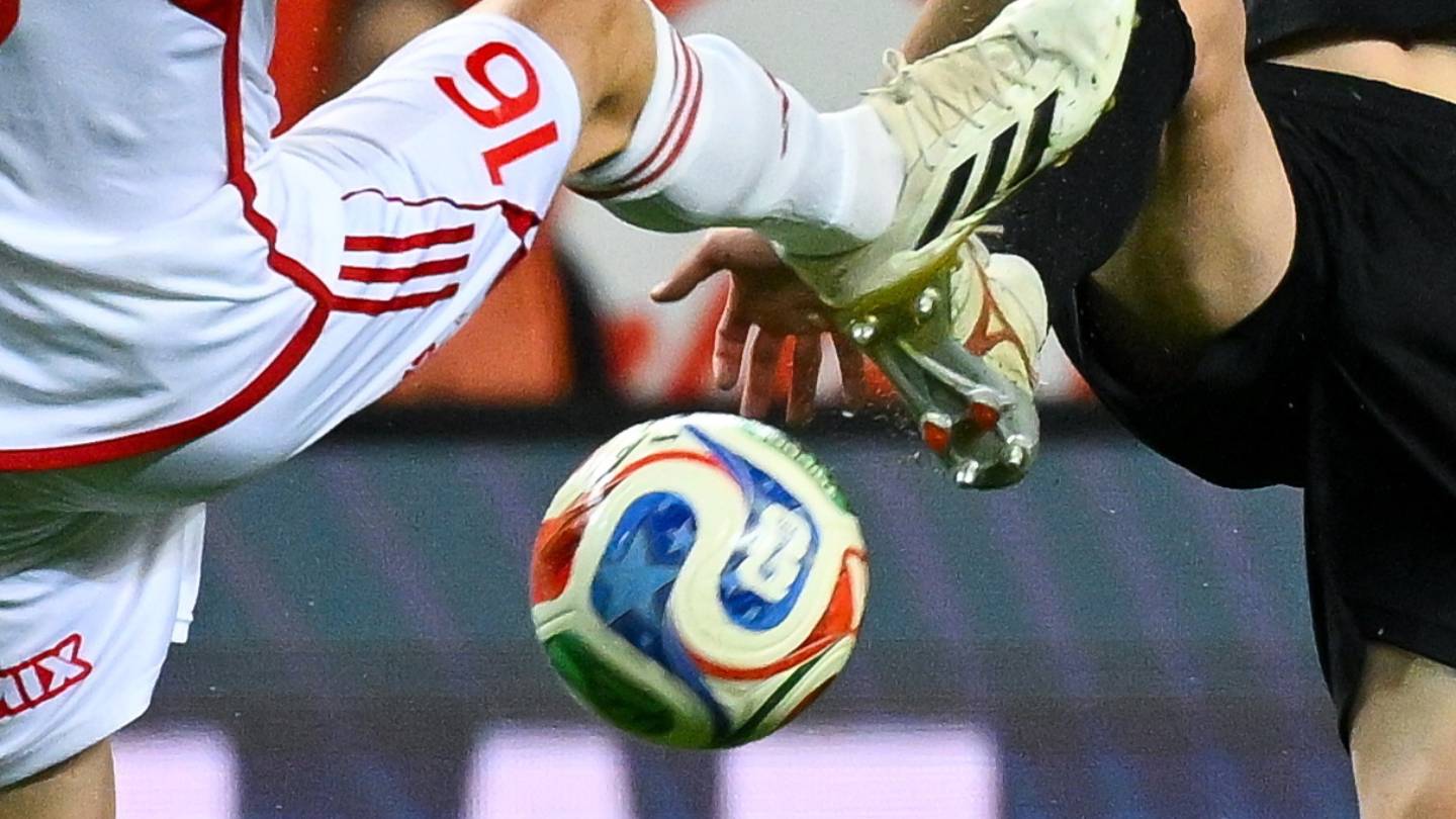 Fran Manzanara, a Debrecen (b) és Vitális Milán, az ETO játékosa a labdarúgó Fizz Liga 31. fordulójában játszott Debreceni VSC - ETO FC mérkőzésen a debreceni Nagyerdei Stadionban 2026. április 26-án. Debreceni VSC-ETO FC 1-1.