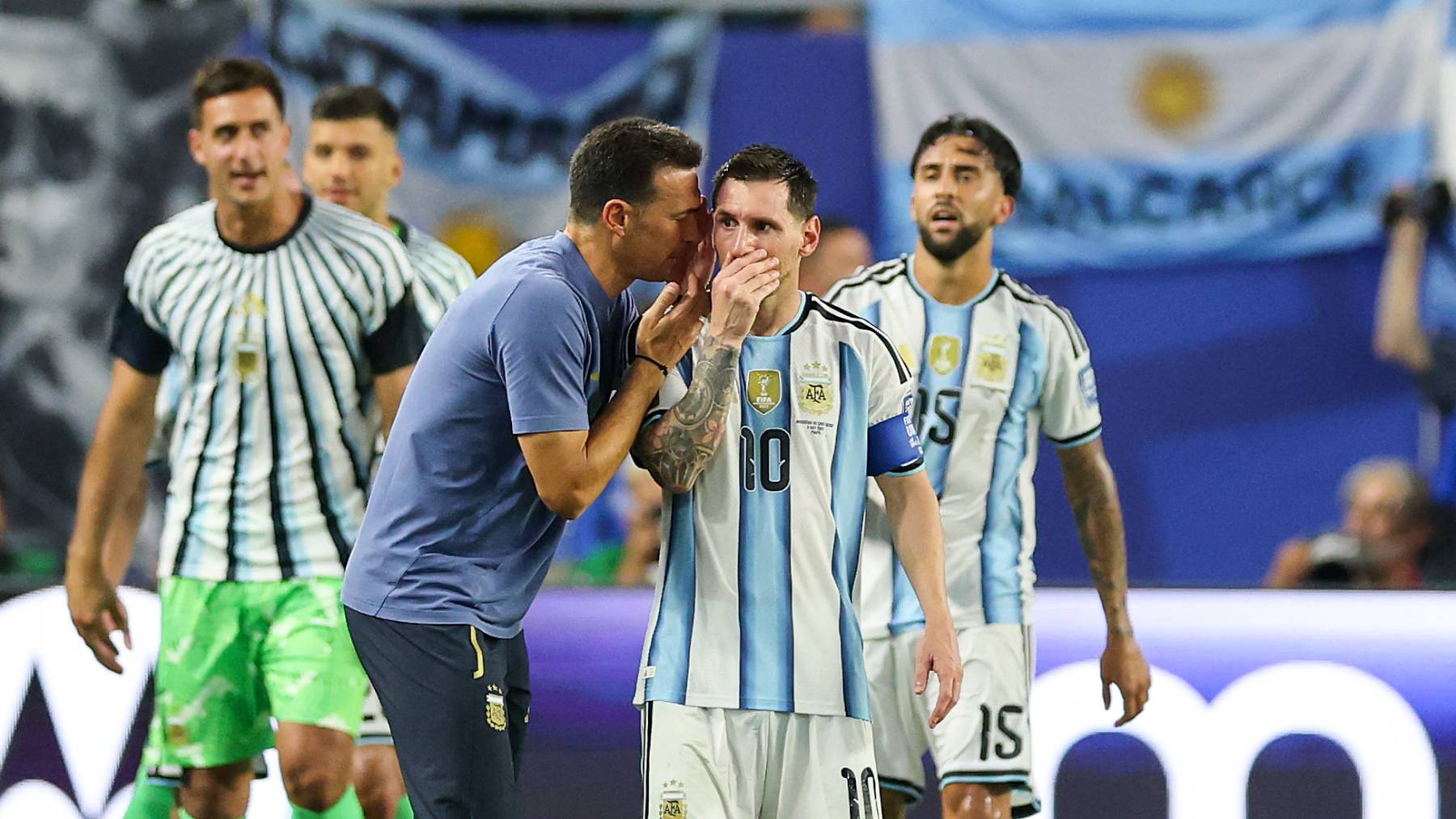 MIAMI GARDENS, FLORIDA - JULY 03: Lionel Scaloni, Head Coach of Argentina, speaks with Lionel Messi #10 during the FIFA World Cup 2026 Round of 32 match between Argentina and Cabo Verde at Miami Stadium on July 03, 2026 in Miami Gardens, Florida. Michael Reaves/Getty Images/AFP