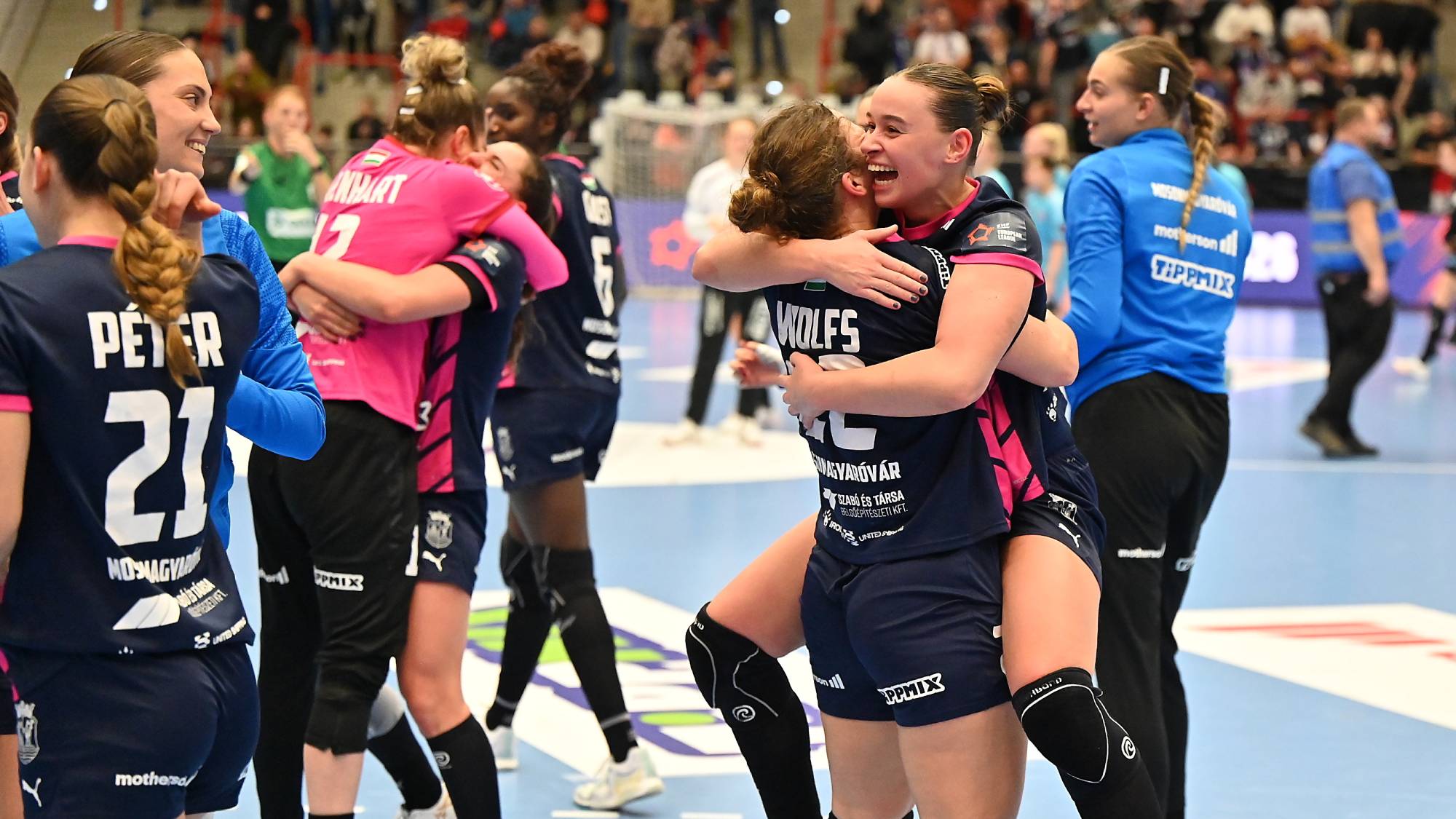 Pipy Wolfs (b) és Kukely Anna, a Mosonmagyaróvár játékosai a női kézilabda Európa-liga A csoportjának első fordulójában játszott Motherson Mosonmagyaróvári KC - Thüringer HC mérkőzés végén a mosonmagyaróvári UFM Arénában 2026. január 11-én. A mérkőzést Mosonmagyaróvár nyerte 36-34-re.