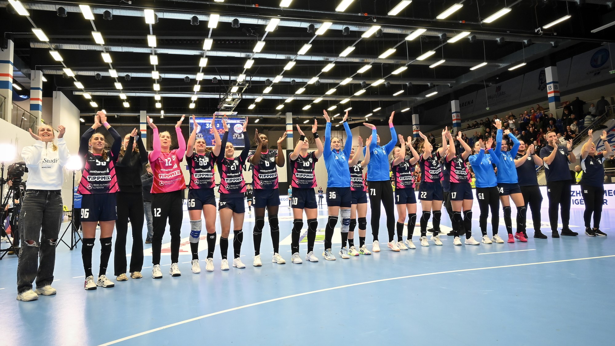 A Mosonmagyaróvár játékosai a női kézilabda Európa-liga A csoportjának első fordulójában játszott Motherson Mosonmagyaróvári KC - Thüringer HC mérkőzés végén a mosonmagyaróvári UFM Arénában 2026. január 11-én.