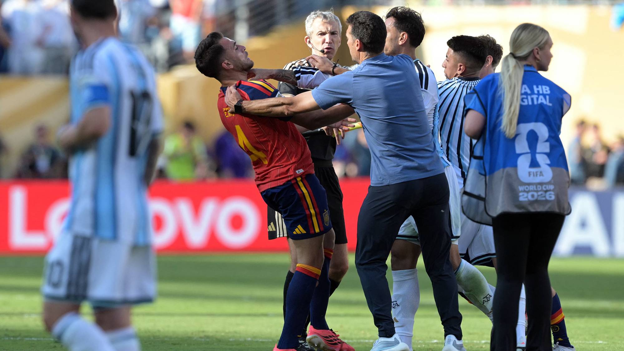 Argentina's head coach Lionel Scaloni (C,R) tries to intervene as Argentina's midfielder #05 Leandro Paredes clashes with Spain's defender #04 Eric Garcia at the end of the 2026 World Cup football tournament final match between Spain and Argentina at the New York/New Jersey Stadium in East Rutherford on July 19, 2026.