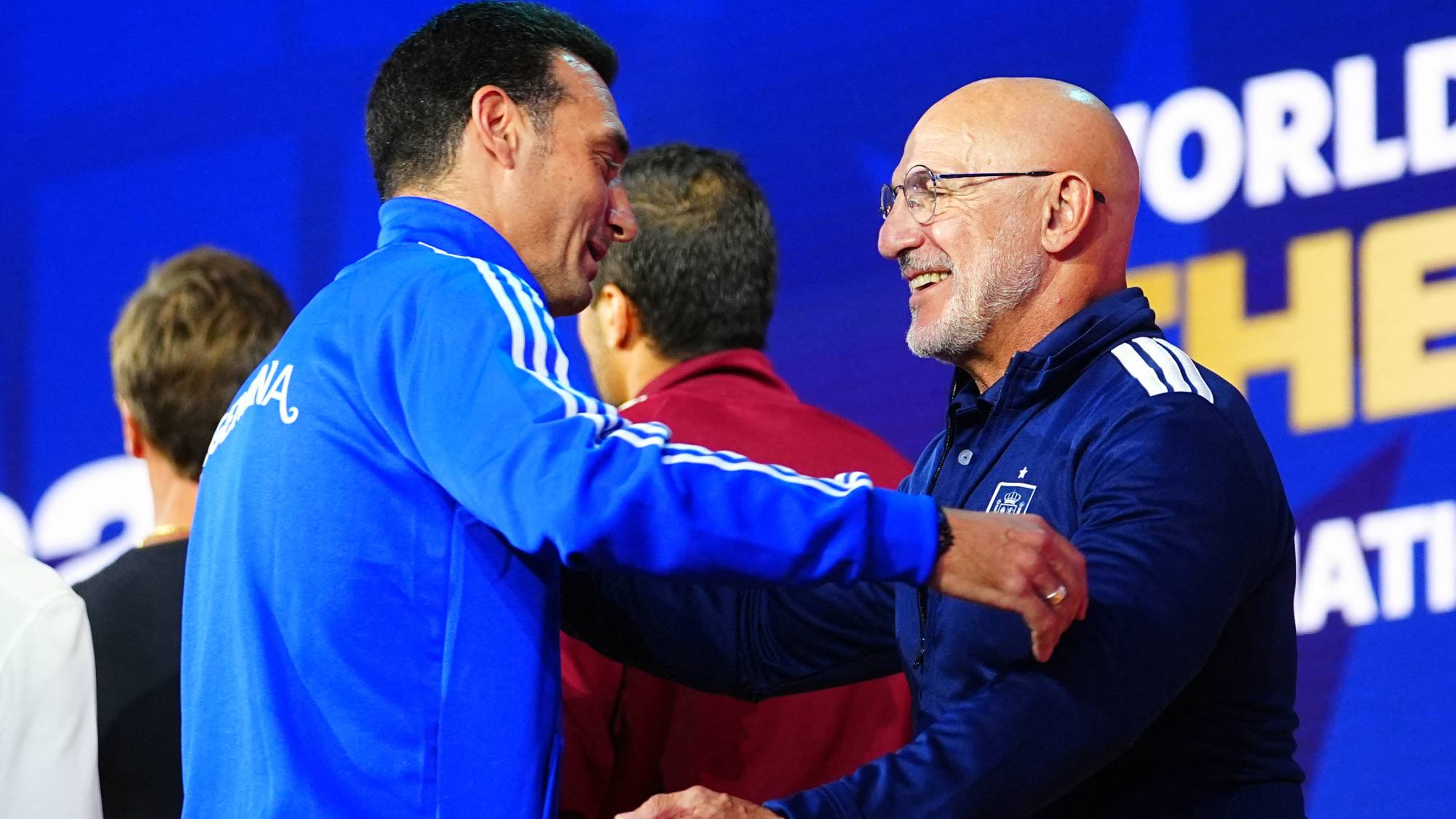 NEW YORK, UNITED STATES - JULY 17: Lionel Scaloni, Head Coach of Argentina, is embraced by Luis De La Fuente, Head Coach of Spain, as they speak on stage during a press conference ahead of the FIFA World Cup 2026 Final match between Spain and Argentina at Fanatics Fest at Javits Center in New York, United States on July 17, 2026. Evrim Aydin / Anadolu