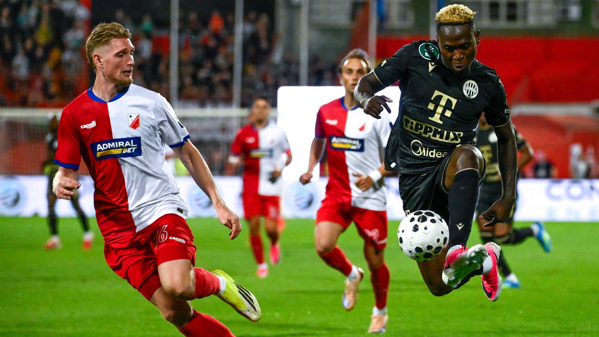 Bamidele Yusuf, a Ferencváros (j) és Szűcs Kornél, a Vojvodina játékosa a labdarúgó Európa-liga selejtezőjének 1. fordulójában játszott Vojvodina - Ferencváros mérkőzésen az újvidéki Karadjordje Stadionban 2026. július 9-én.