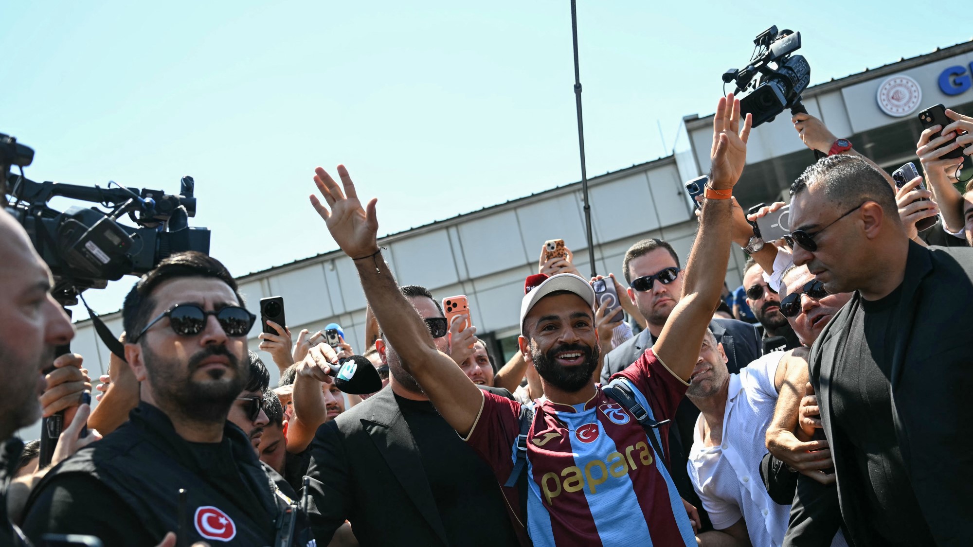 mohamed szalah trabzonspor átigazolás reptéri fogadtatás