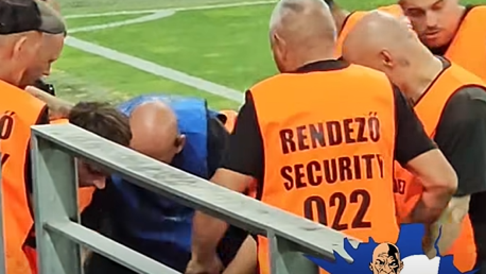 Egy pályára rohanó drukker miatt állt a miskolci meccs.