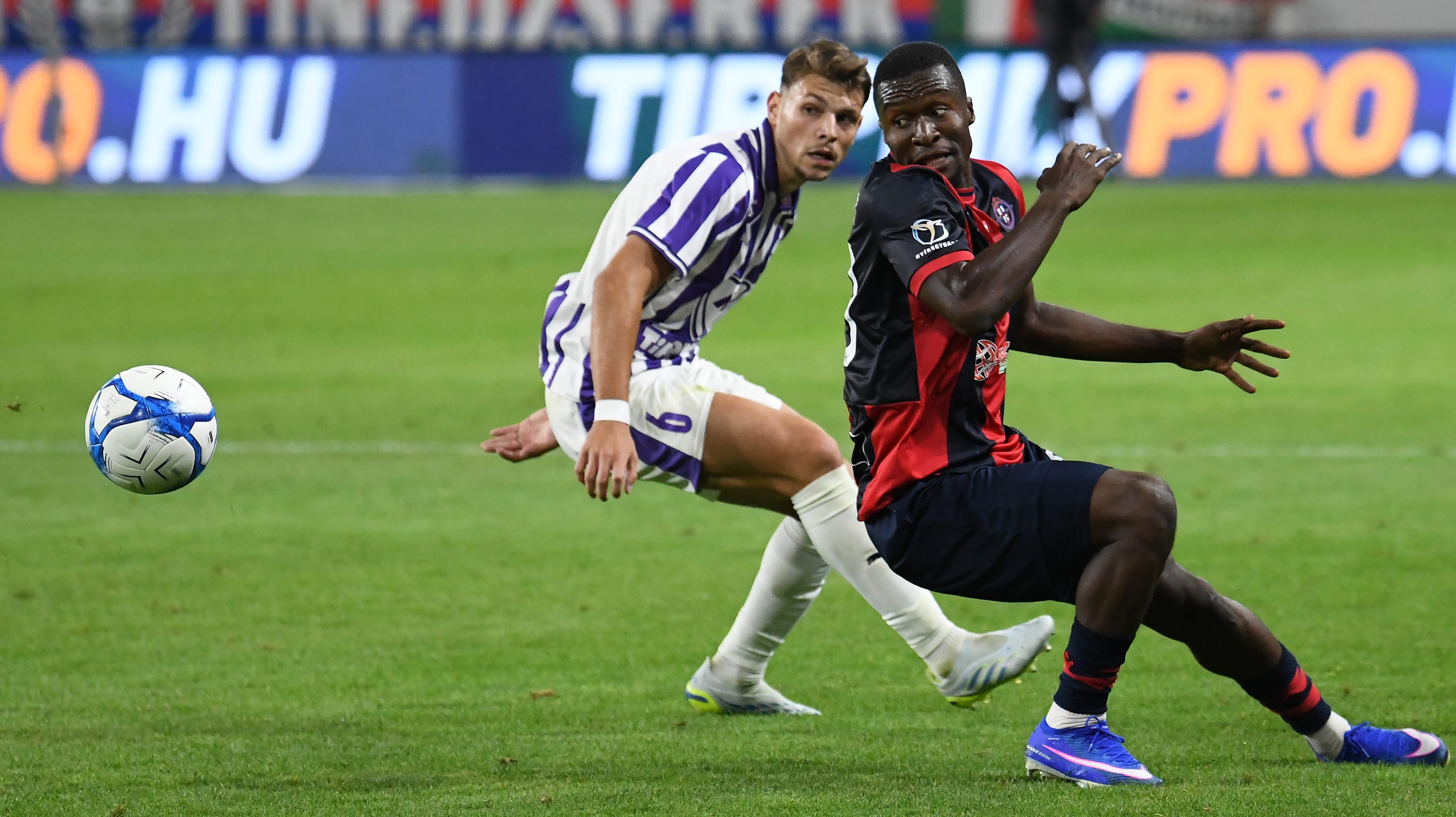 Markgráf Ákos, az Újpest (b) és Jean Florent Batoum, a Nyíregyháza játékosa.