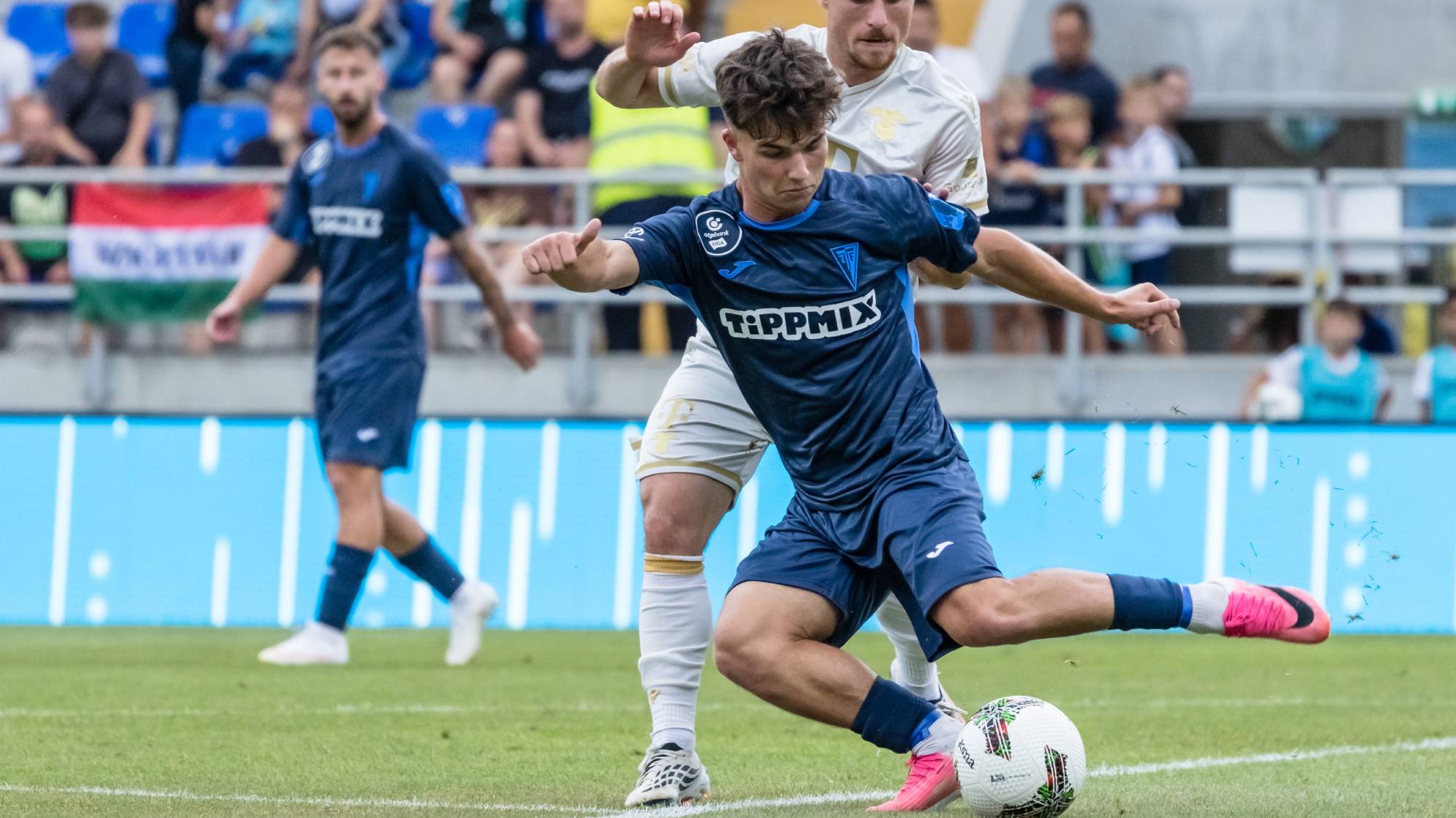 Garai Zétény, a Zalaegerszeg (elöl) és Kristoffer Zachariassen, a Ferencváros játékosa a labdarúgó OTP Bank Liga 4. fordulójában játszott Zalaegerszegi TE FC - Ferencvárosi TC mérkőzésen a zalaegerszegi ZTE Arénában 2026. augusztus 17-én.